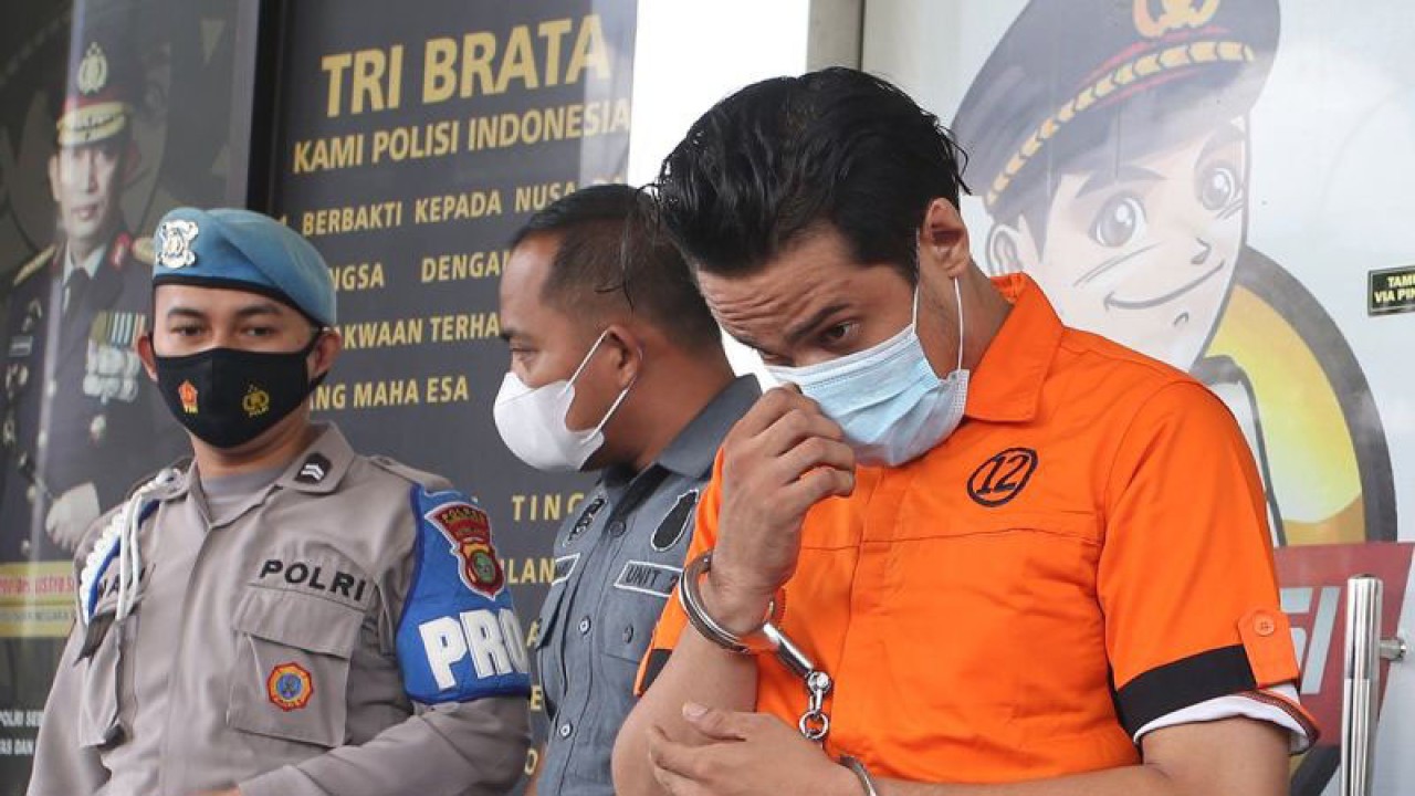 Arsip foto - Polisi memperlihatkan tersangka penyalahgunaan narkoba jenis sabu yang juga artis sinetron Bobby Joseph (kanan) saat pers rilis di Mapolres Tangerang Selatan, Serpong, Tangerang Selatan, Banten, Senin (13/12/2021). ANTARA FOTO/Muhammad Iqbal/wsj/aa.