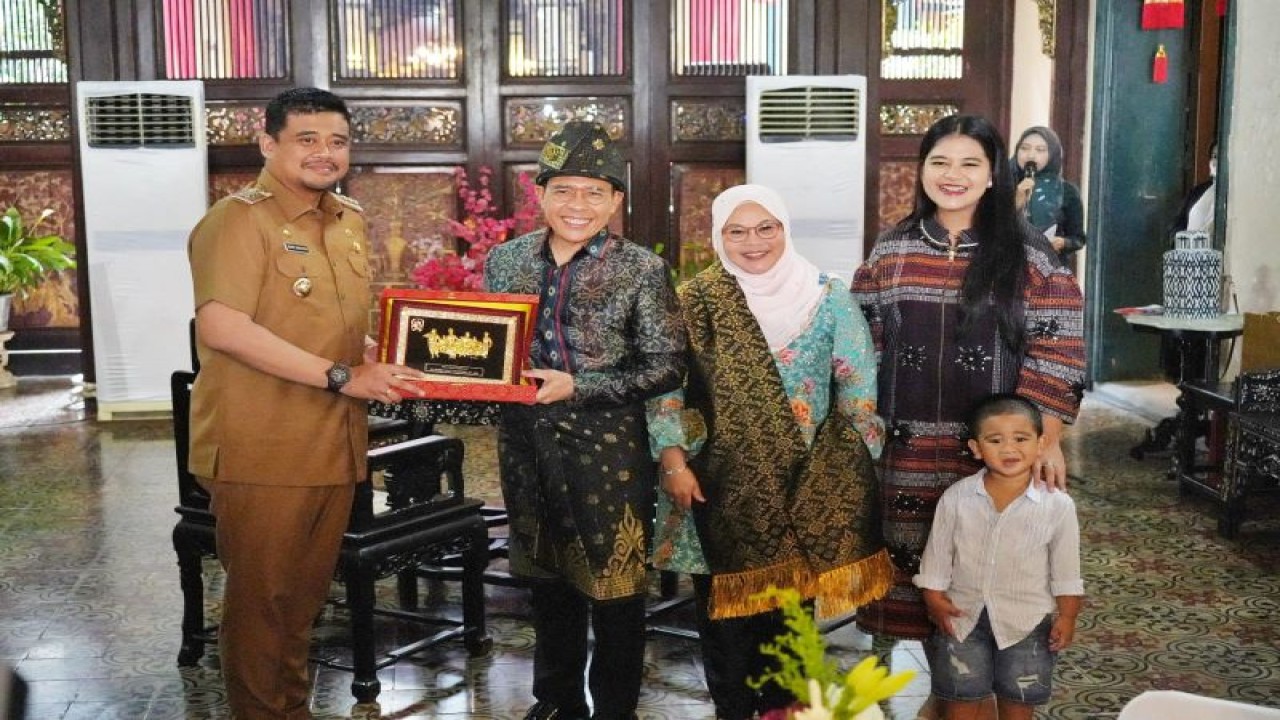 Wali Kota Medan Bobby Nasution (kiri) menyerahkan cenderamata kepada Menteri di Kantor Perdana Menteri, Menteri Kedua Pendidikan dan Luar Negeri Singapura, Mohamad Maliki bin Osman (kedua kanan) di rumah Tjong A Fie di Jalan Ahmad Yani Medan, Senin (10/7). (ANTARA/HO-Diskominfo Kota Medan)