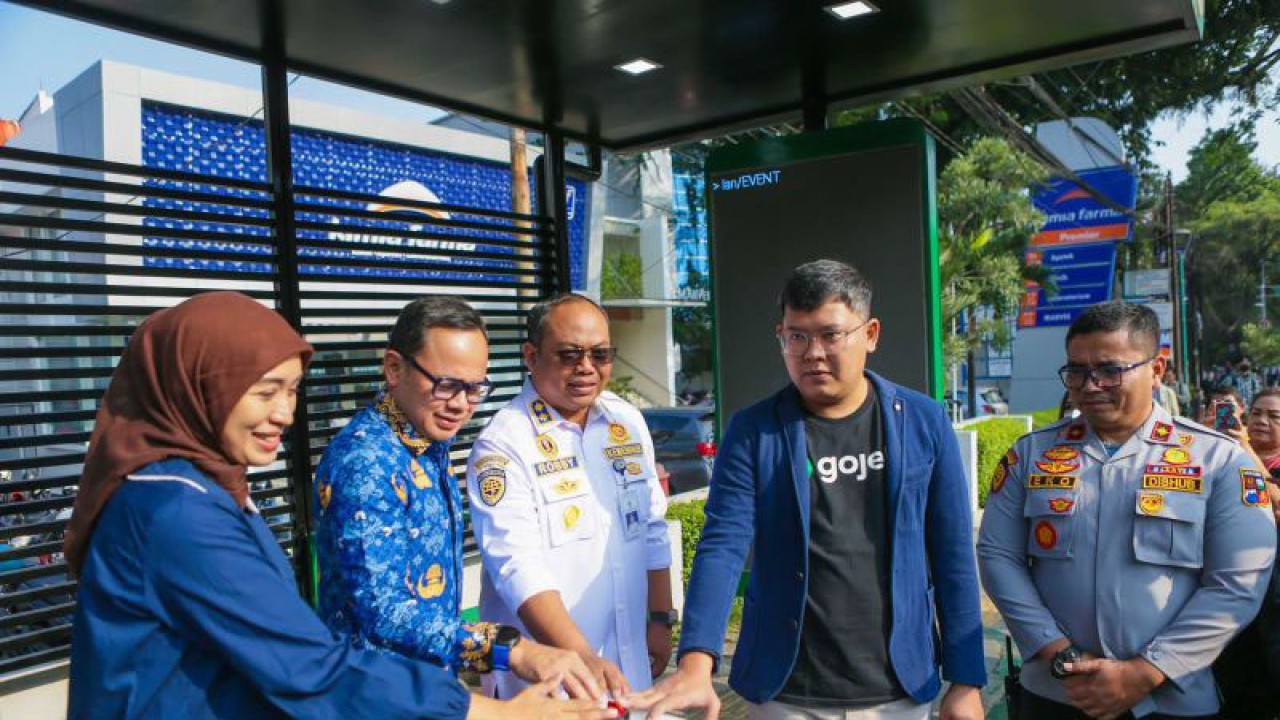 Plt Kepala BPTJ, Robby Kurniawan (ketiga dari kanan) bersama Wali Kota Bogor Bima Arya (ketiga dari kiri) saat meresmikan halte Biskita Trans Pakuan yang direvitalisasi menjadi lebih nyaman di Kota Bogor, Jawa Barat Senin (17/7/2023). (ANTARA/HO/Pemkot Bogor)