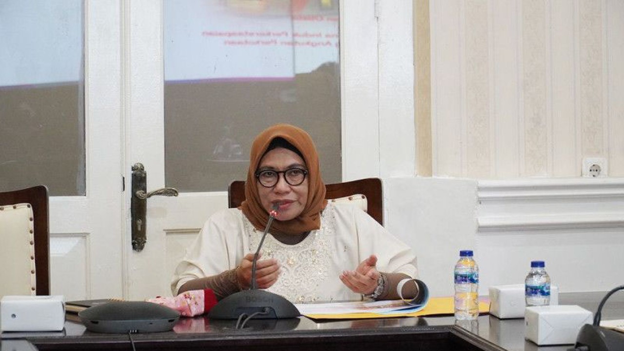 Sekretaris Daerah Kota Bogor, Jawa Barat Syarifah Sofiah saat memimpin rapat pembahasan pembiayaan trem di Balai Kota Bogor, Kamis (20/7/2023). (ANTARA/Linna Susanti)