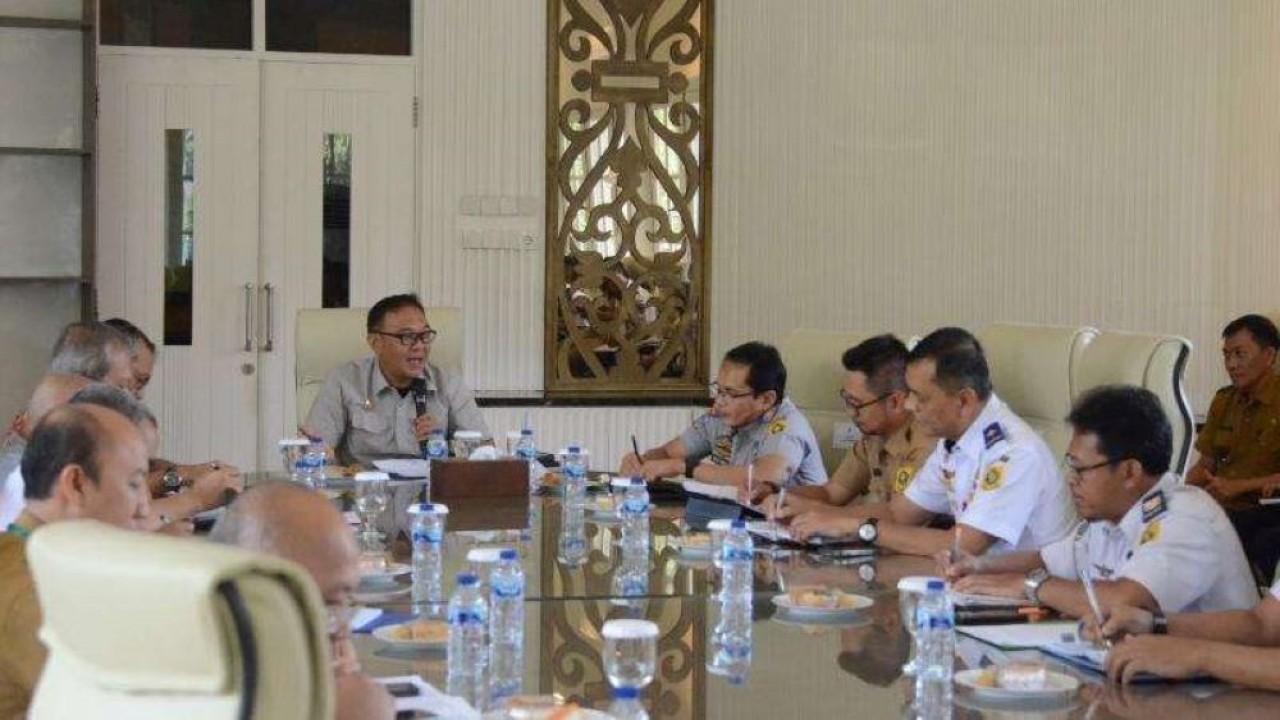 Plt. Bupati Bogor, Iwan Setiawan memimpin rapat membahas rencana layanan angkutan massal terintegrasi di Pendopo Bupati Bogor, Cibinong, pada Senin (24/7/2023). (jabarprov.go.id)