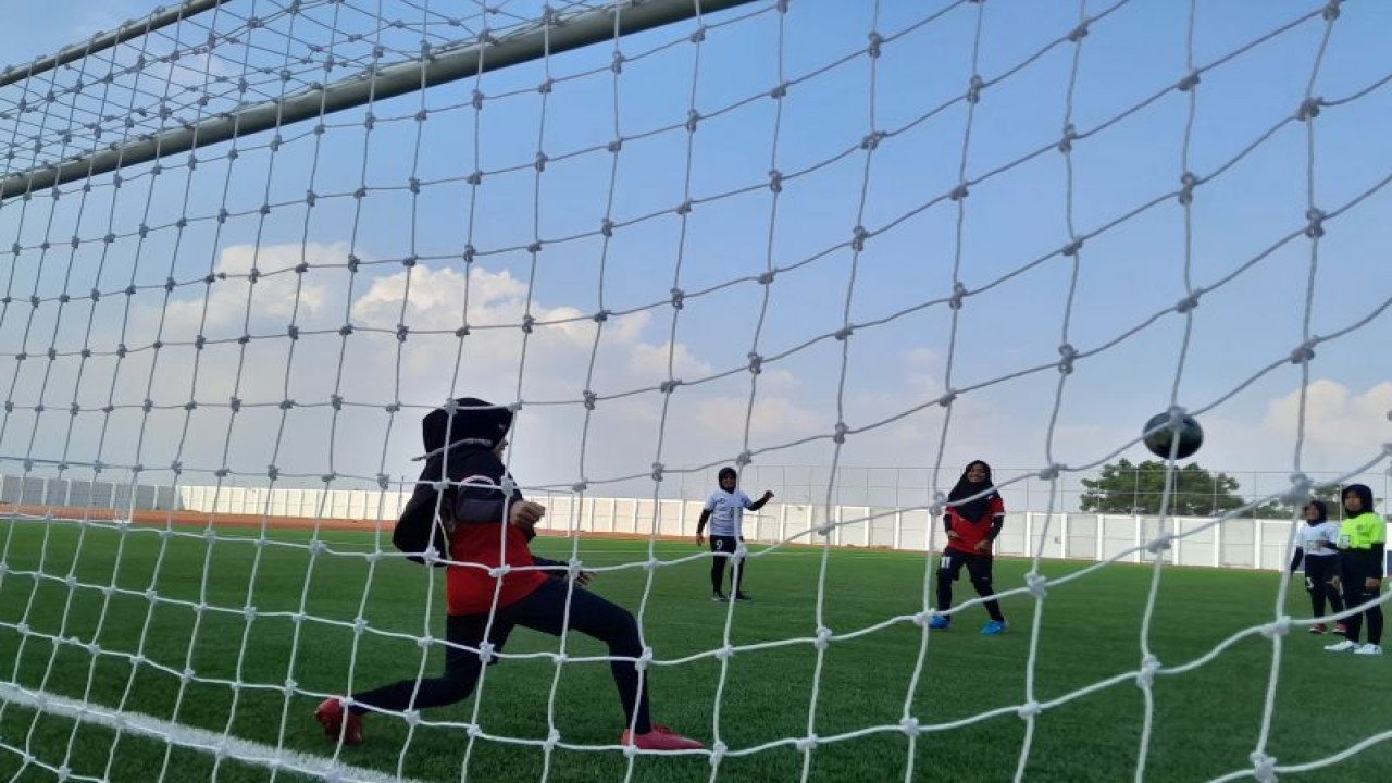 Para pesepak bola putri U-13 sedang berlatih untuk persiapan Milklife Soccer Challenge di Supersoccer Arena, Kudus, Jawa Tengah, Rabu (5/7/2023). (ANTARA/FAJAR SATRIYO)