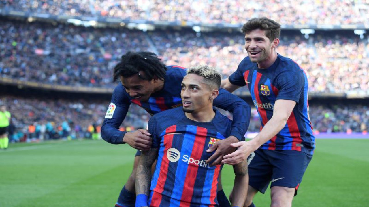 Foto arsip - Pemain depan Barcelona Raphinha melakukan selebrasI setelah mencetak gol dalam pertandingan Liga Spanyol melawan Valencia di Stadion Camp Nou Barcelona 5 Maret 2023. (ANTARA/AFP/JOSEP LAGO)