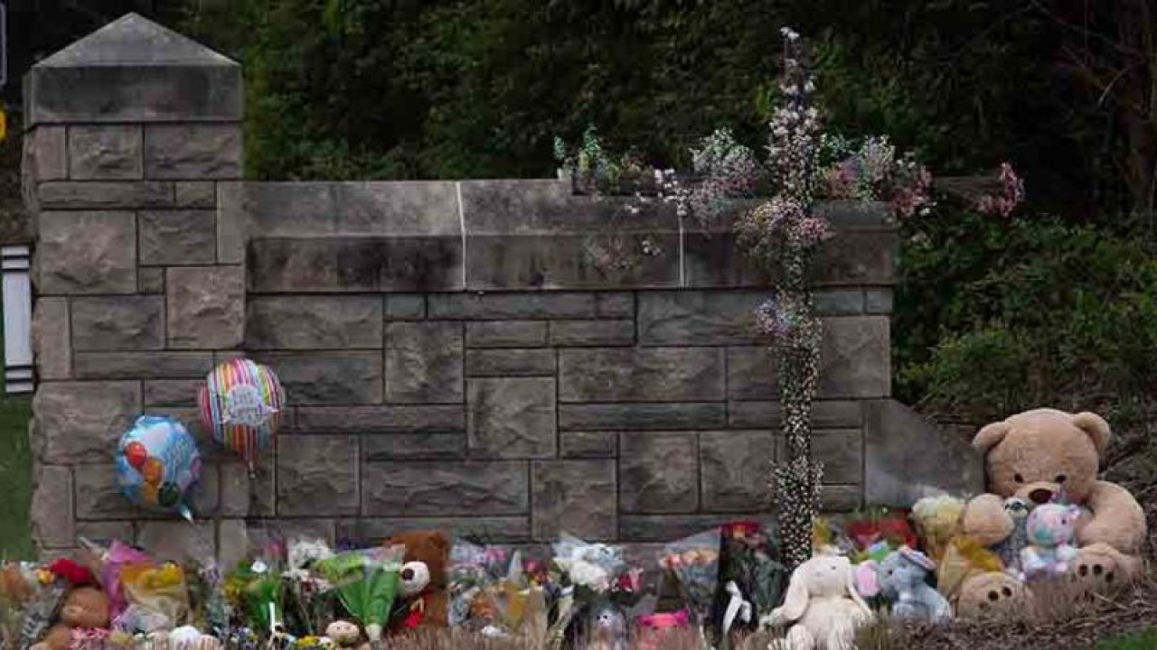Arsip - Boneka binatang, balon, bunga ditinggalkan di luar pintu masuk Sekolah Kovenan di Nashville, Tennessee, Amerika Serikat, Selasa (28/3/2023). Penembakan massal yang dilakukan seorang wanita di The Covenant School, Nashville tersebut menewaskan enam orang warga sekolah. ANTARA FOTO/USA TODAY NETWORK via Reuters Co/Nicole Hester / The Tennessean/rwa.