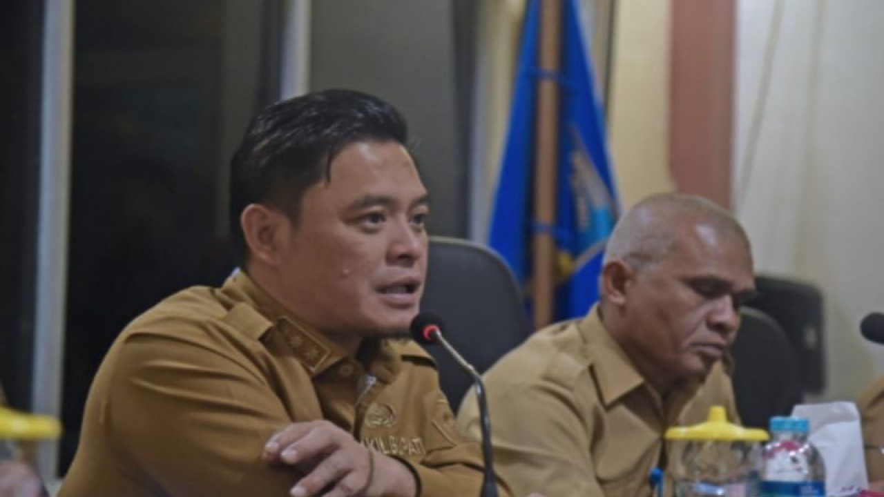 Wakil Bupati Bangka Barat Bong Ming Ming (kiri) didampingi Kepala Dinas Kesehatan Sapi'i Rangkuti membahas rencana peningkatan status BLUD empat puskesmas di OR I Pemkab Bangka Barat, Senin (24/7/2023). (ANTARA/HO-Diskominfo Bangka Barat)