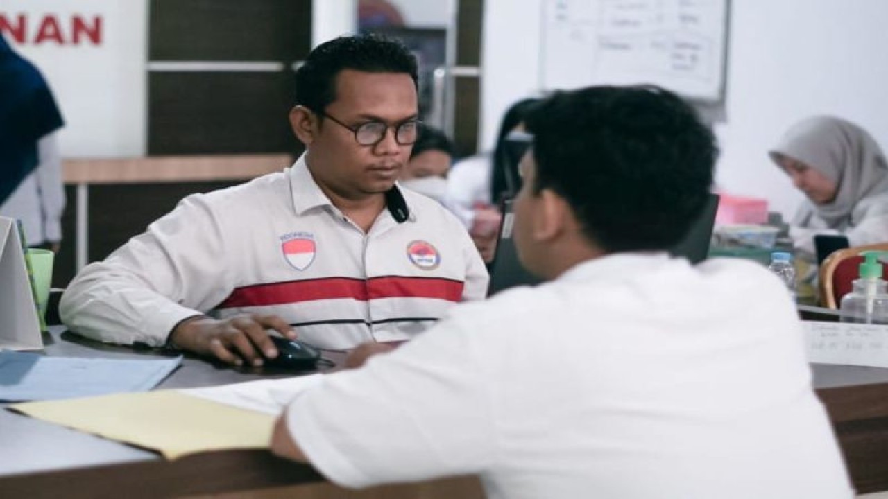 Petugas BP3MI Sumut melakukan pelayanan proses verifikasi kepada kandidat PMI. ANTARA/HO-BP3MI Sumut