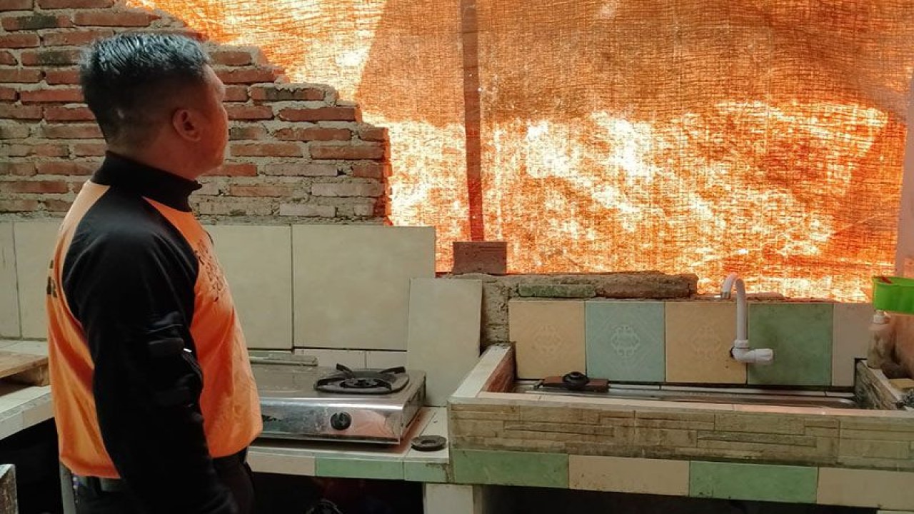 Petugas BPBD Kabupaten Banjarnegara mengecek kerusakan rumah warga akibat gempa dengan magnitudo 6,0 yang terjadi pada Jumat (30/6/2023) malam di selatan Daerah Istimewa Yogyakarta. (ANTARA/HO-BPBD Banjarnegara)