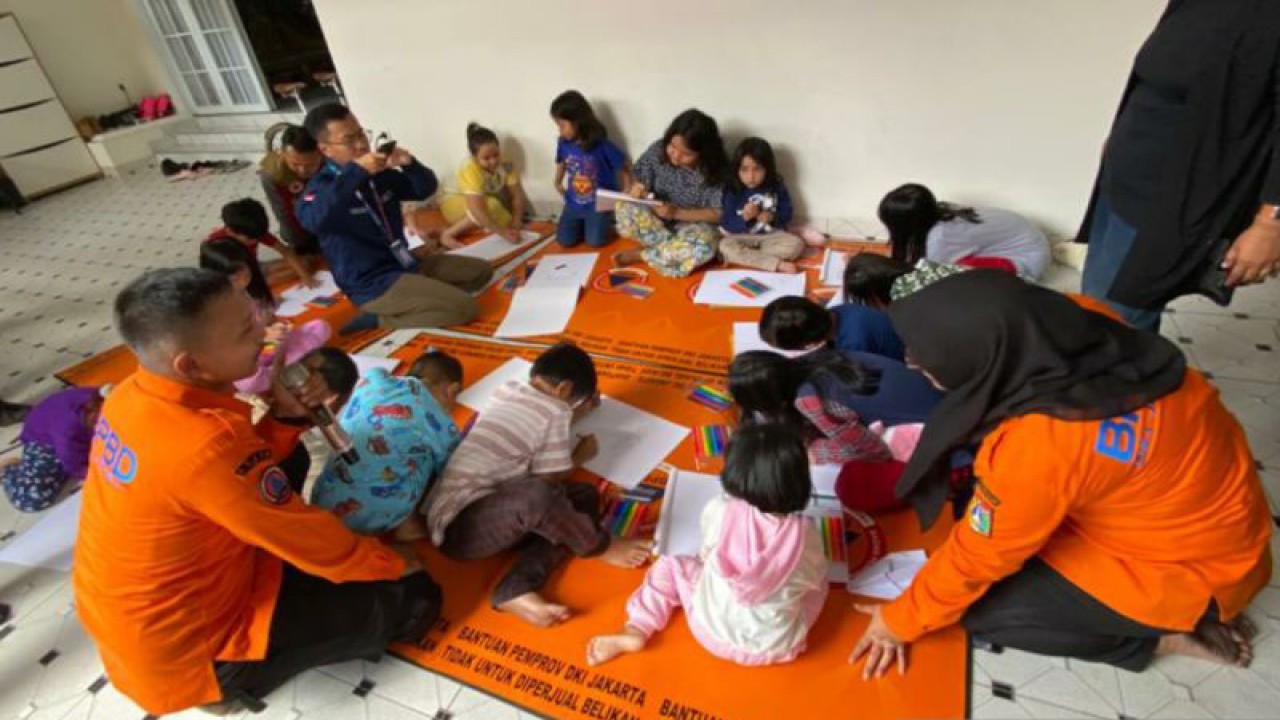 Badan Penanggulangan Bencana Daerah (BPBD) DKI memberikan layanan psikososial kepada anak terdampak kebakaran di Menteng Atas, Setiabudi, Jakarta Selatan, Senin (10/7/2023). ANTARA/Luthfia Miranda Putri