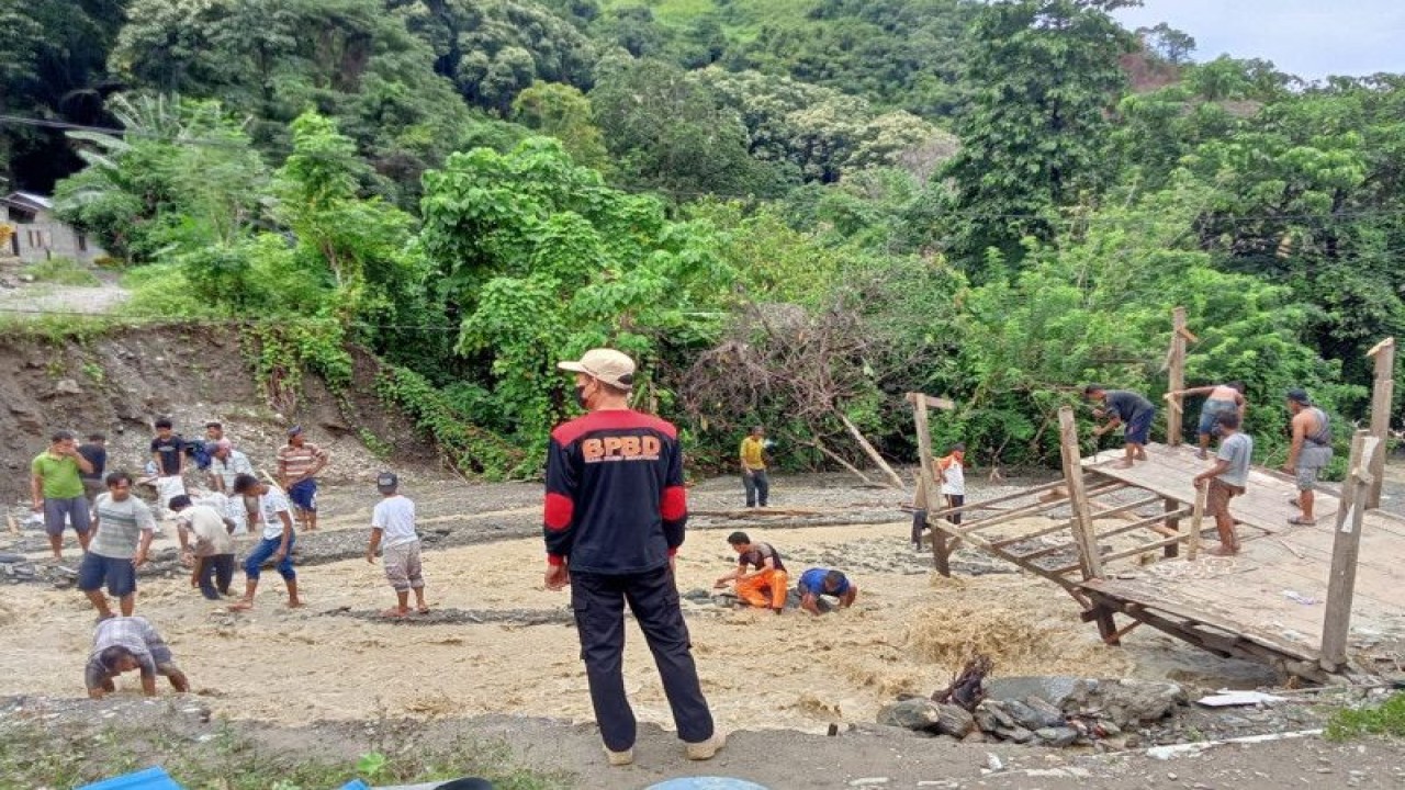 Banjir di Dusun II Desa Bambasiang, Kecamatan Palasa, Kabupaten Parigi Moutong, Sabtu (8/7/2023). (ANTARA/HO-BPBD Sulteng)