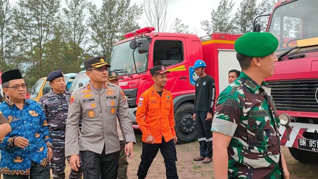 BPBD Kabupaten Bangka Barat bersama pemangku kepentingan lain menggelar apel kesiapsiagaan bencana karhutla di lapangan atletik Kompleks Perkantoran Pemkab Bangka Barat di Mentok, Senin,(17/7/2023). (ANTARA/ Donatus Dasapurna)