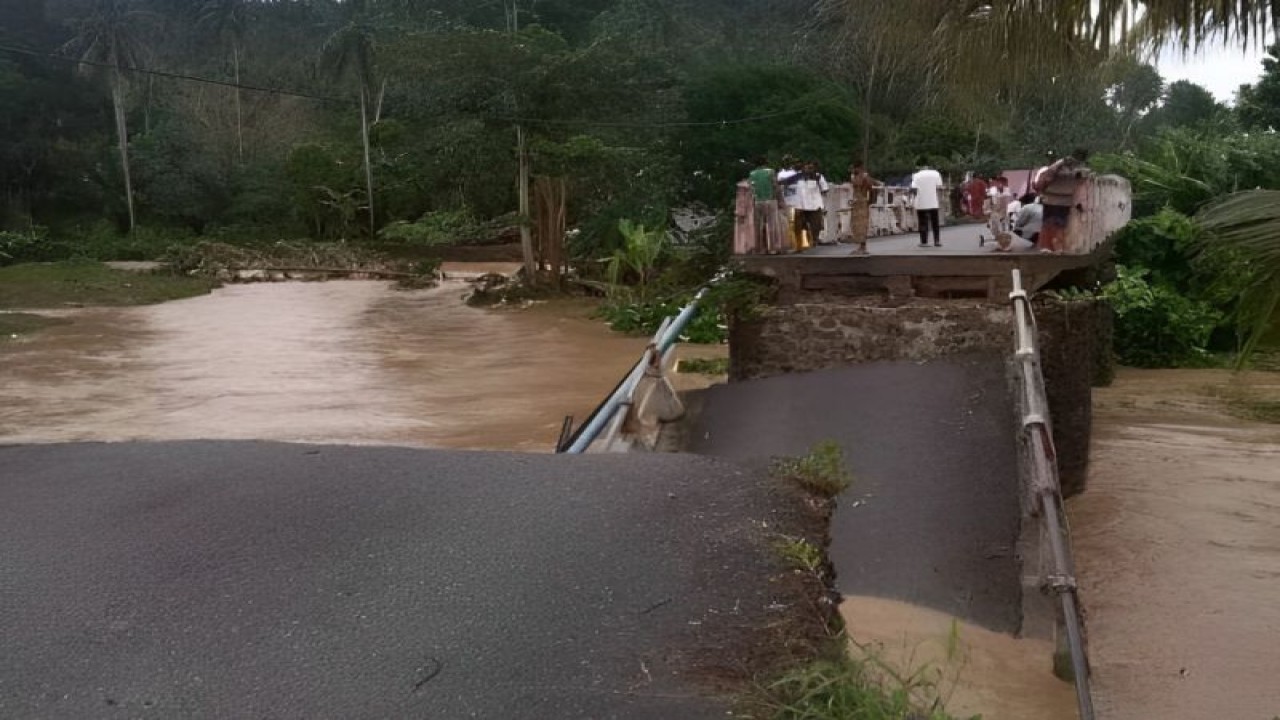 Jembatan penghubung Desa Walandano - Malei rusak akibat banjir di Desa Palau, Kecamatan Balaesang Tanjung, Kabupaten Donggala, Sulawesi Tengah, Selasa (4/7/2023). ANTARA/HO-BPBD Sulteng