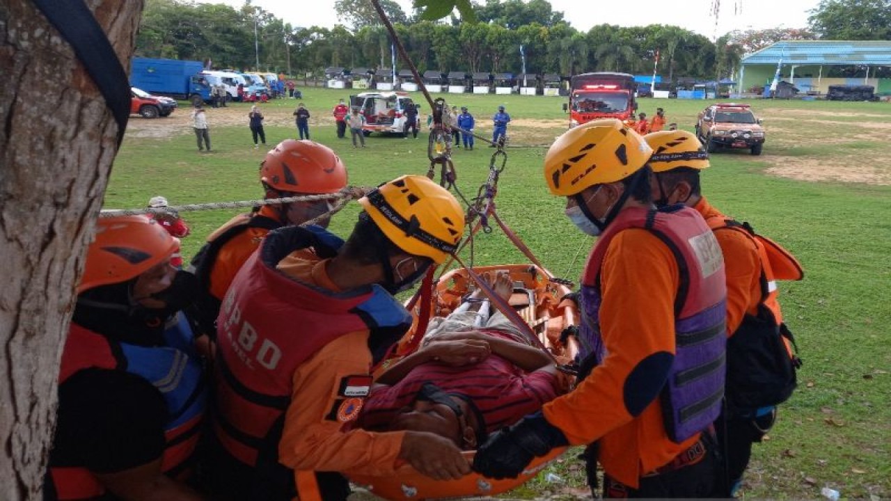 Ilustrasi - BPBD Kabupaten Bangka Barat bersama dinas dan instansi terkait, pada tahun lalu melakukan simulasi penanganan bencana di Lapangan Gelora Mentok, mulai tahun ini simulasi dikembangkan di sebagian desa rawan bencana. (ANTARA/Donatus Dasapurna)