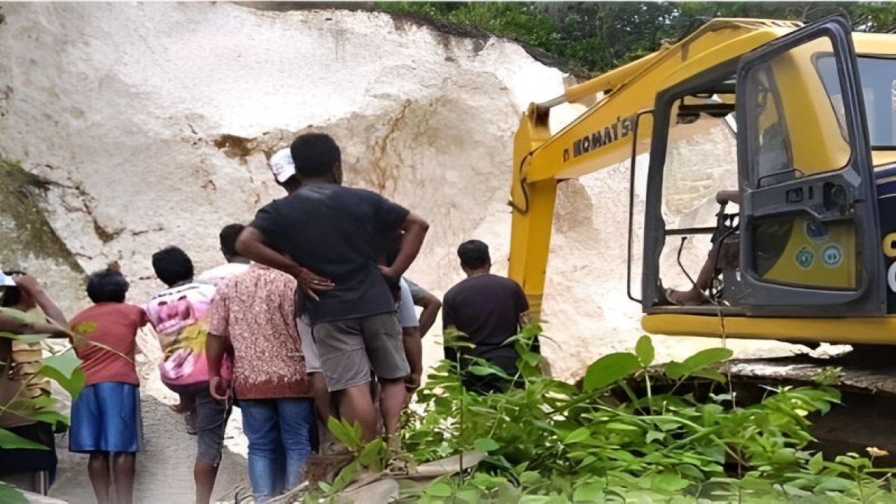 Operasi SAR gabungan bersama warga setempat melakukan evakuasi korban tanah longsor di Desa Kaukes, Kecamatan Bokan Kepulauan, Kabupaten Banggai Laut, Sabtu (15/7/2023). (ANTARA/HO-Humas BPBD Sulteng)