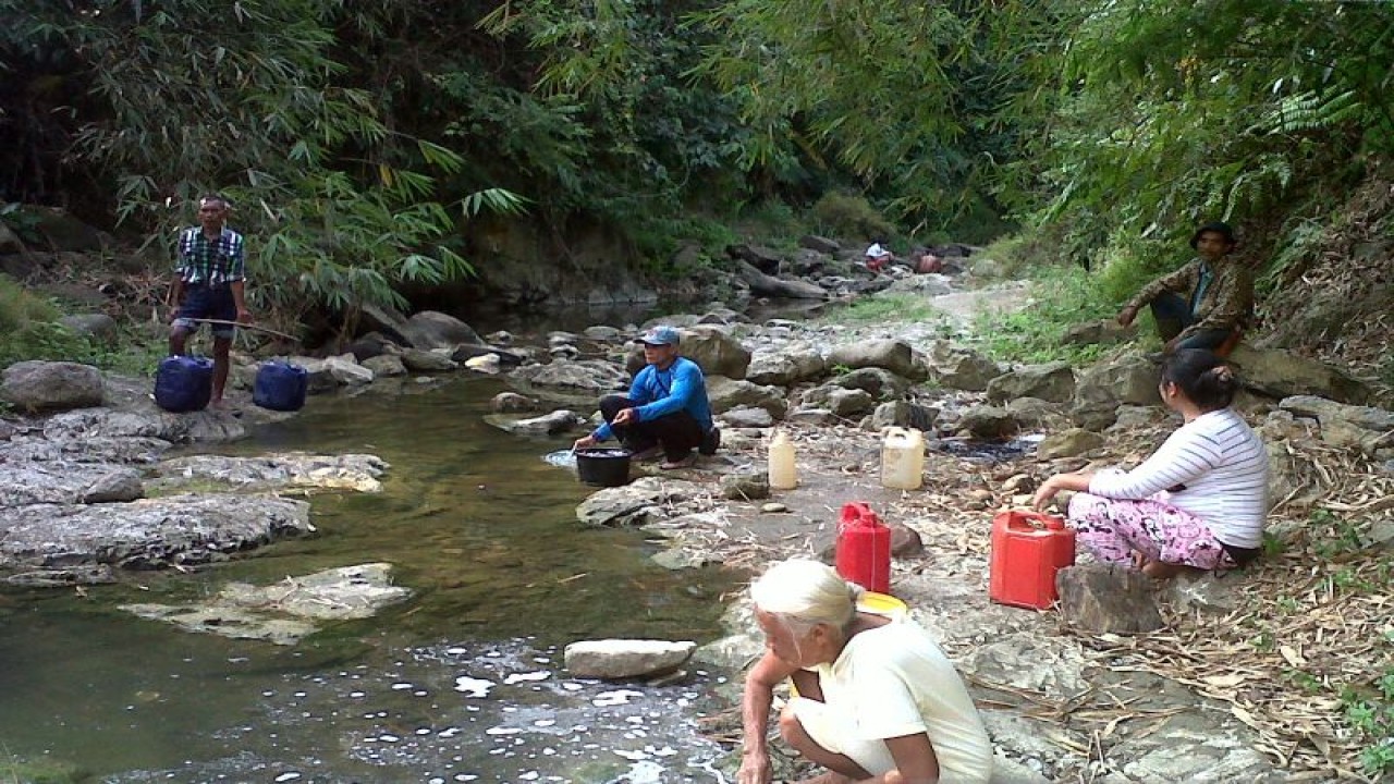 Warga di Kabupaten Sukabumi, Jawa Barat memanfaatkan air sungai akibat kemarau berkepanjangan di mana masyarakat kesulitan mendapatkan air bersih yang disebabkan sumber air seperti sumur dan mata air mengering. FOTO ANTARA/Dok/Aditya Rohman