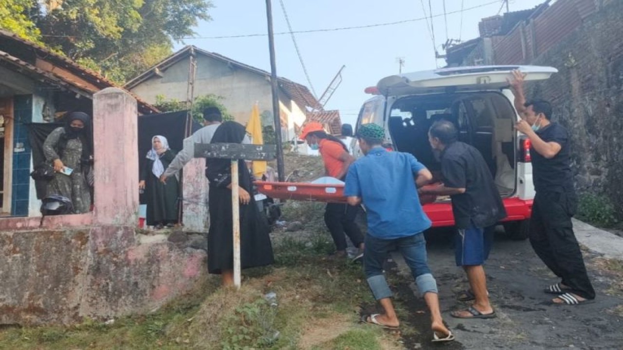 BPBD Kudus, Jawa Tengah, mengantarkan jenazah ke rumah duka di Kabupaten Jepara, Jawa Tengah, Senin (17/7/2023). (FOTO ANTARA/HO-BPBD Kudus.)