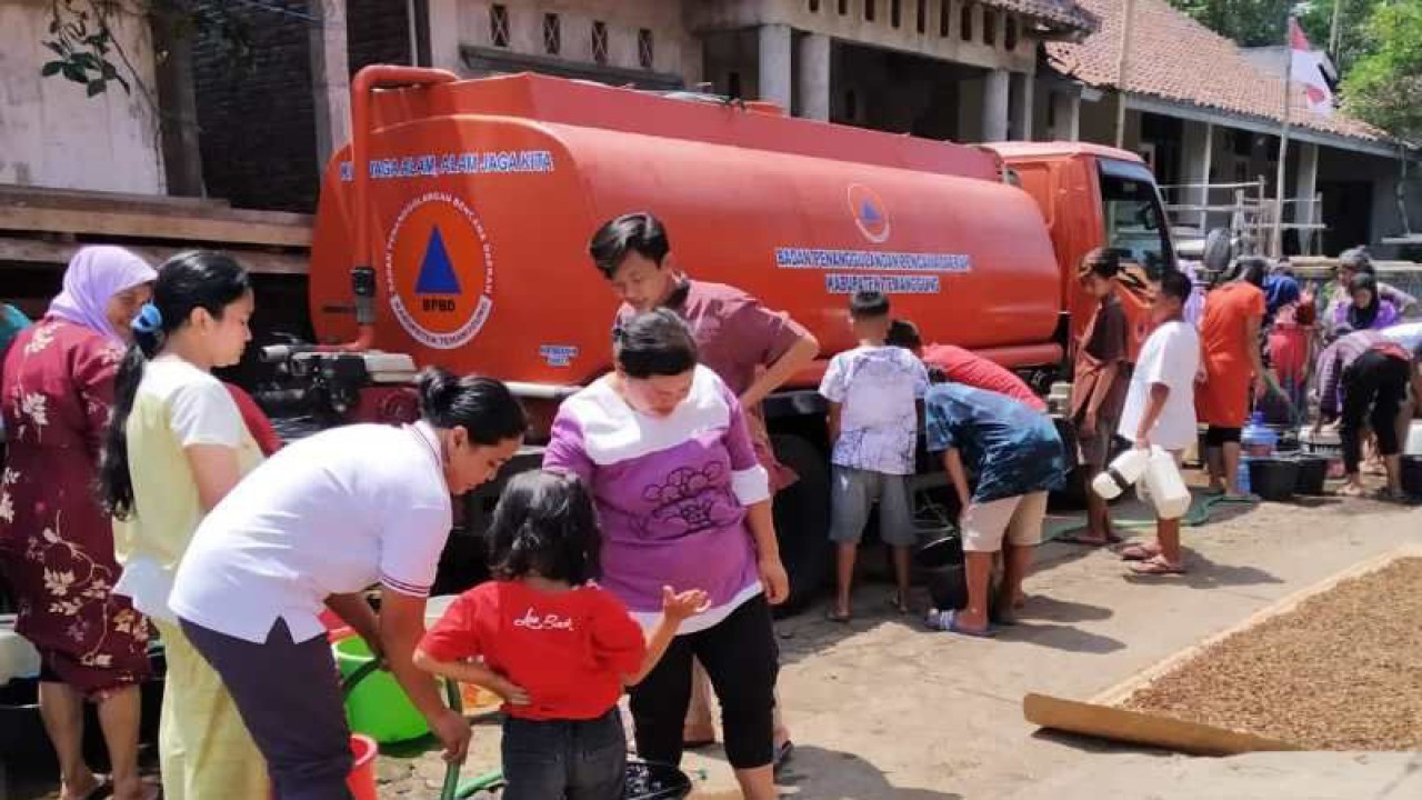 BPBD Kabupaten Temanggung mendistribusikan air bersih di salah satu titik di Desa Tlogopucang, Kecamatan Kandangan, Kabupaten Temanggung. (ANTARA/Heru Suyitno)