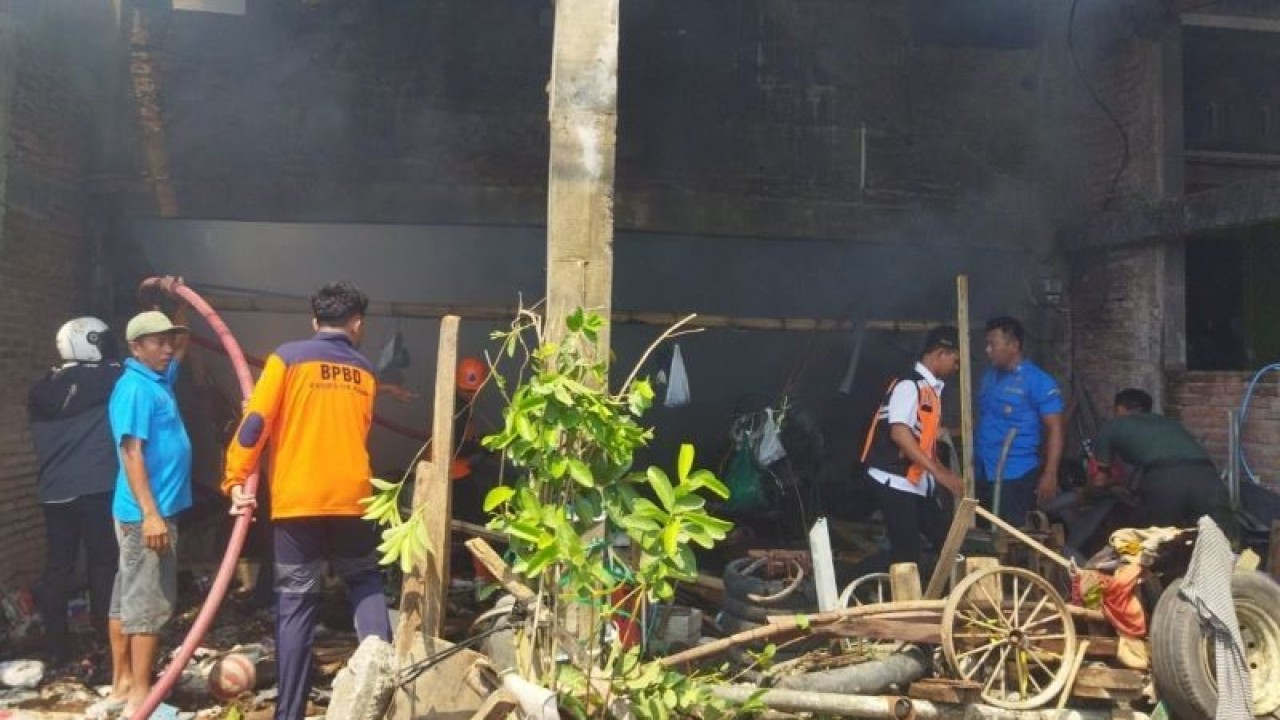 Tim BPBD Kudus bersama masyarakat melakukan pemadaman kebakaran bangunan di Desa Undaan Lor, Kecamatan Undaan, Kabupaten Kudus, Jawa Tenngah, yang disebabkan karena puntung rokok yang dibuang sembarangan, Kamis (20/7/2023).(ANTARA/HO.BPBD Kudus.)