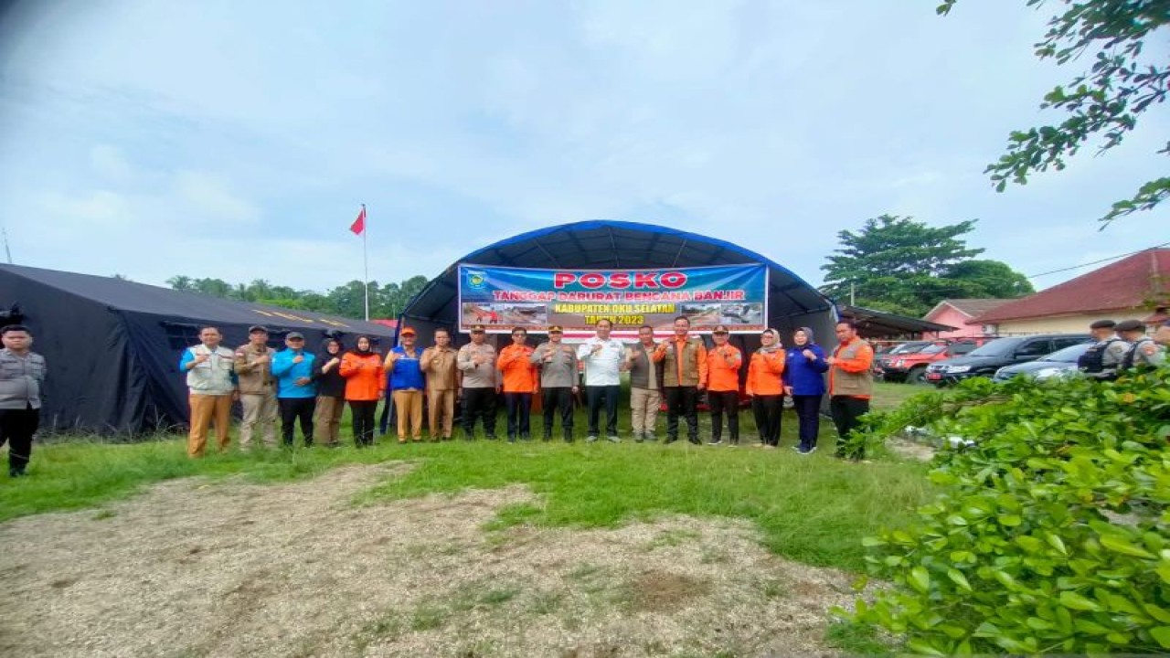 BPBD OKU Selatan mendirikan tenda darurat untuk tempat pengungsian korban banjir, Kamis. (ANTARA/Edo Purmana/23)