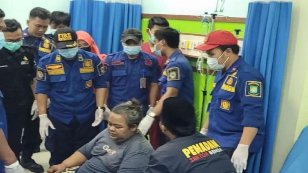 Tim BPBD Kota Tangerang berhasil membantu evakuasi Cipto Raharjo (42), warga Jalan Tirtayasa RT02/RW09 Kunciran Indah, Kecamatan Pinang yang memiliki bobot 200 kilogram dari kediamannya ke RSUD Kota Tangerang untuk penanganan medis. (ANTARA/HO-BPBD Kota Tangerang)