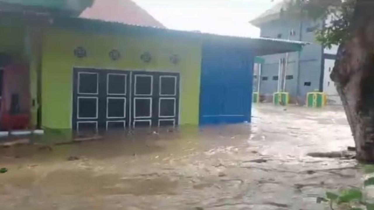 Kondisi banjir bandang di Kelurahan Polinggona, Kecamatan Polinggona Kabupaten Kolaka, Sulawesi Tenggara, pada Selasa (4/7/2023). (ANTARA/HO)