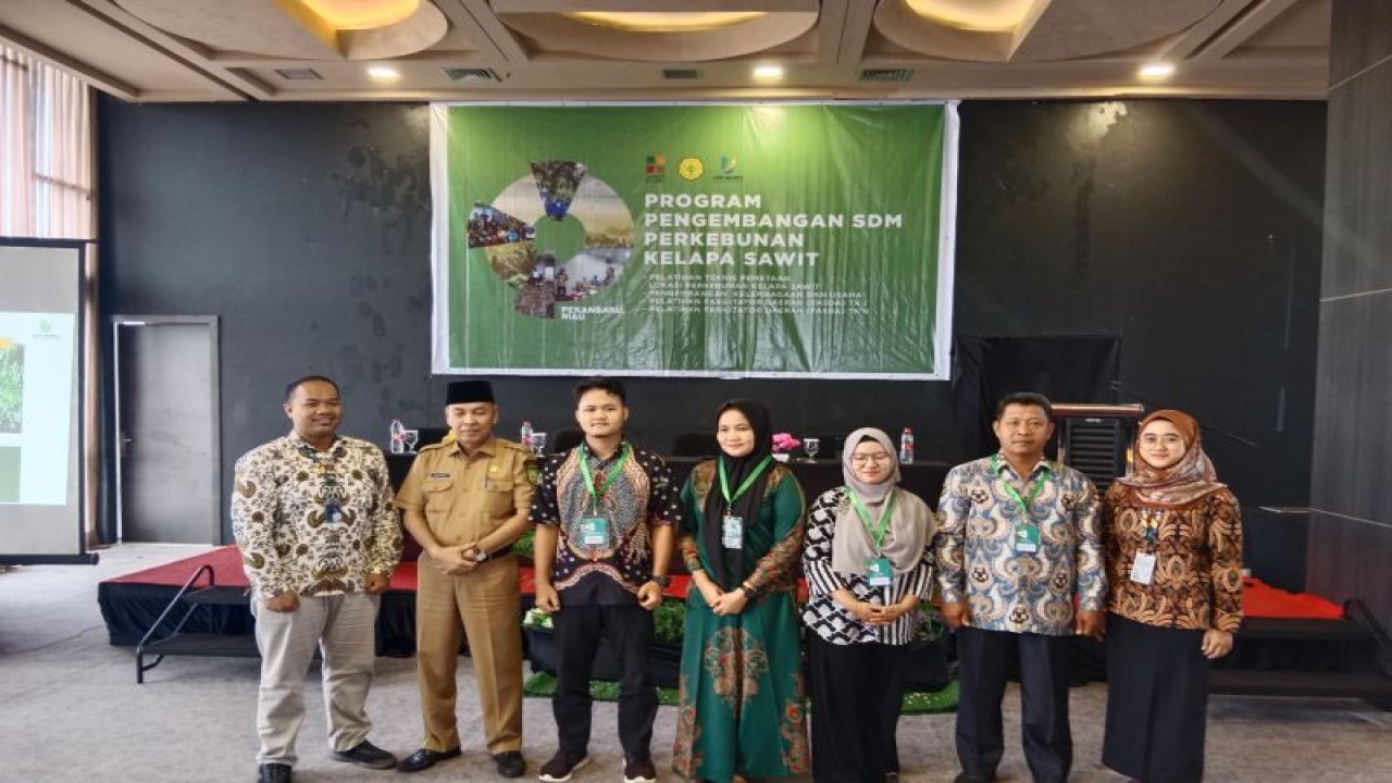 Kadisbun Riau, Zulfadli bersama perwakilan perusahaan sawit dan peserta pelatihan pemetaan lahan perkebunan sawit oleh BPDP-KS. (ANTARA/Batu Agustari Adha)