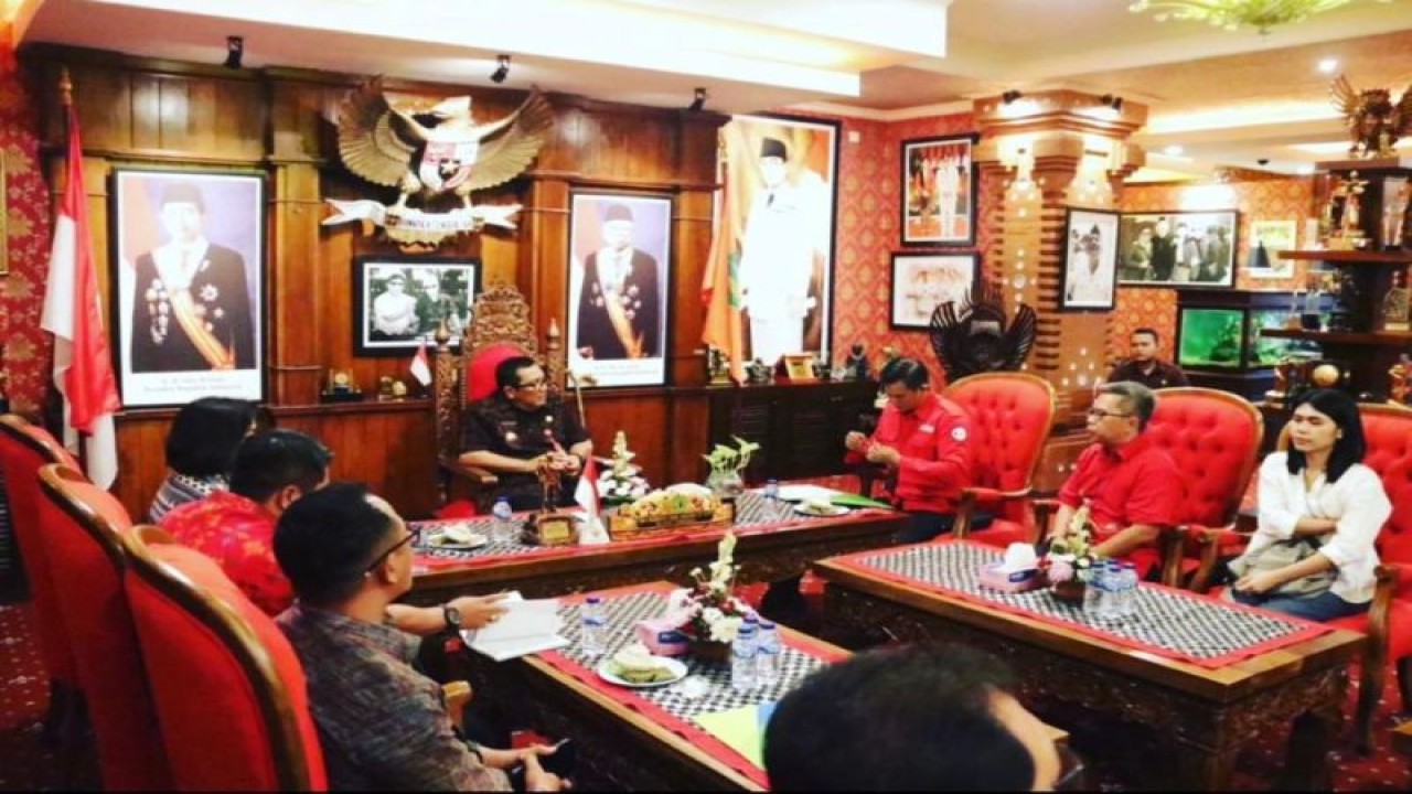 Kepala Badan Penyelenggara Jaminan Sosial Ketenagakerjaan (BPJAMSOSTEK) Cabang Bali Denpasar Opik Taufik bersama jajaran beraudiensi dengan Bupati Tabanan I Komang Gede Sanjaya di Tabanan, belum lama ini. ANTARA/HO-BPJAMSOSTEK Denpasar