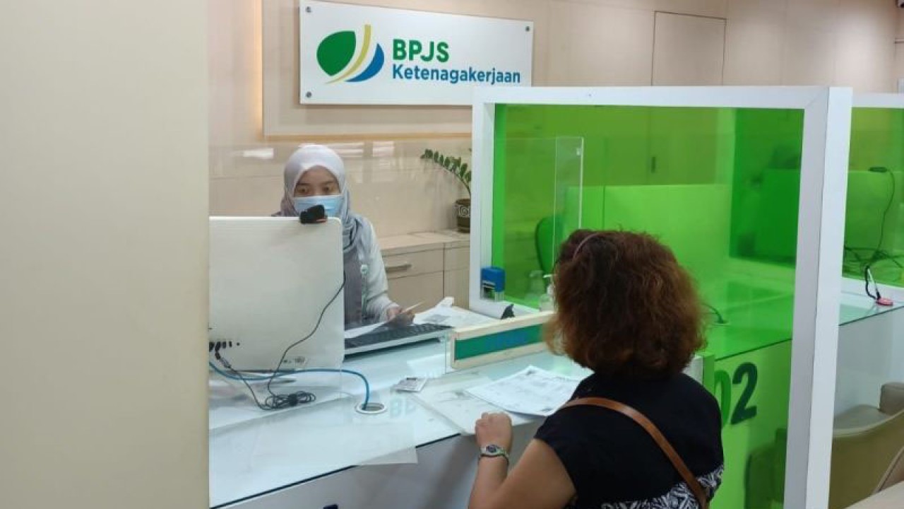 Peserta mengurus pencairan klaim program Jaminan Hari Tua di Kantor BPJAMSOSTEK Cabang Bekasi Cikarang, Kamis. (ANTARA/Pradita Kurniawan Syah).