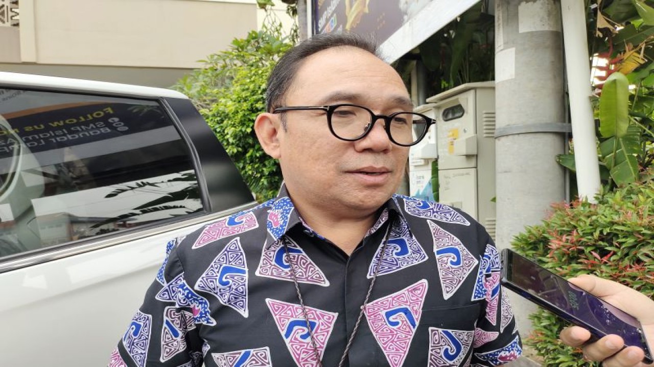 Kepala Cabang Badan Penyelenggara Jaminan Sosial Ketenagakerjaan (BPJAMSOSTEK) Bandarlampung Sulistijo Nisita Wirjawan saat dimintai keterangan usai mengunjungi lokasi kecelakaan lift yang mengakibatkan tujuh orang meninggal dunia dan dua lainnya kritis di Sekolah Az-Zahra. Bandarlampung, Kamis, (6/7/2023). (ANTARA/Dian Hadiyatna)