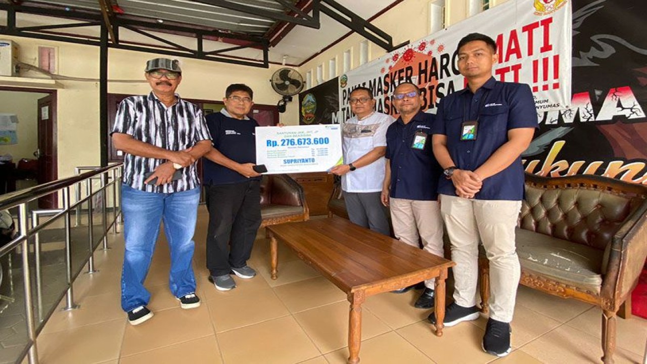 Kepala BPJAMSOSTEK Cabang Purwokerto Antony Sugiarto (tiga dari kanan) menyerahkan secara simbolis santunan kematian kepada Ketua KONI Kabupaten Banyumas Bambang Setiawan di Sekretariat KONI Banyumas, Selasa (4/7/2023), untuk diteruskan kepada ahli waris Supriyanto, atlet gantole yang meninggal karena kecelakaan saat latihan. (ANTARA/HO-BPJAMSOSTEK Purwokerto)