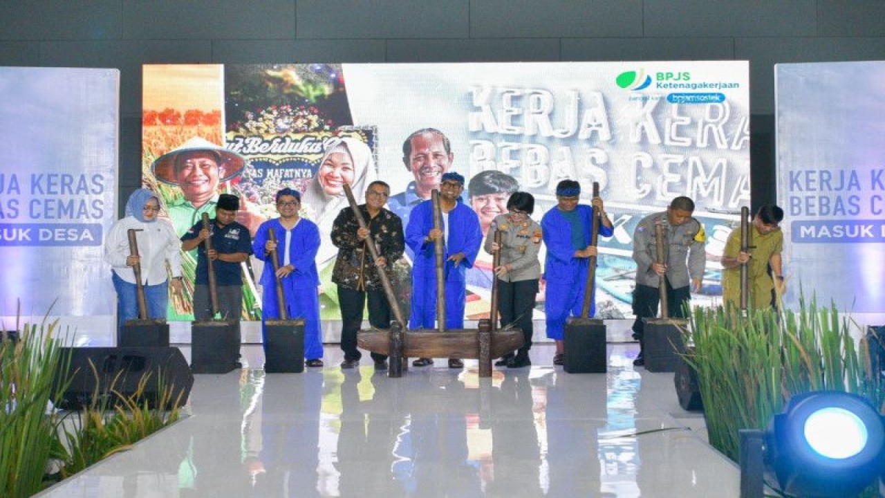 Direktur Utama BPJAMSOSTEK Anggoro Eko Cahyo beserta jajarannya meluncurkan kampanye Kerja keras Bebas Cemas (KKBC) Masuk Desa secara simbolis dengan memukul alu lesung bersama seluruh pemangku kepentingan yang hadir di Jakarta, Kamis (6/7/2023). ANTARA/Erafzon Saptiyulda AS