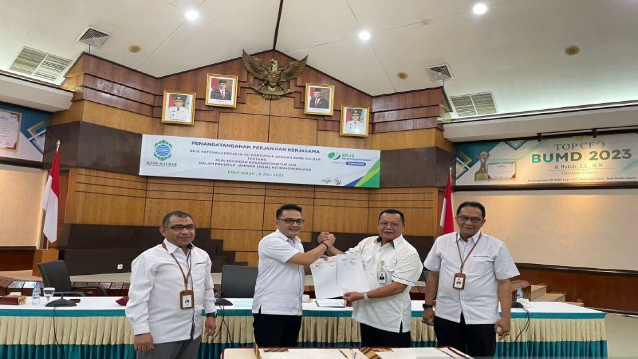 BPJAMSOSTEK Pontianak melakukan penandatanganan kerja sama dengan sasaran nasabah KUR Bank Kalbar, di Pontianak (6/7/2023). (ANTARA/Dedi)