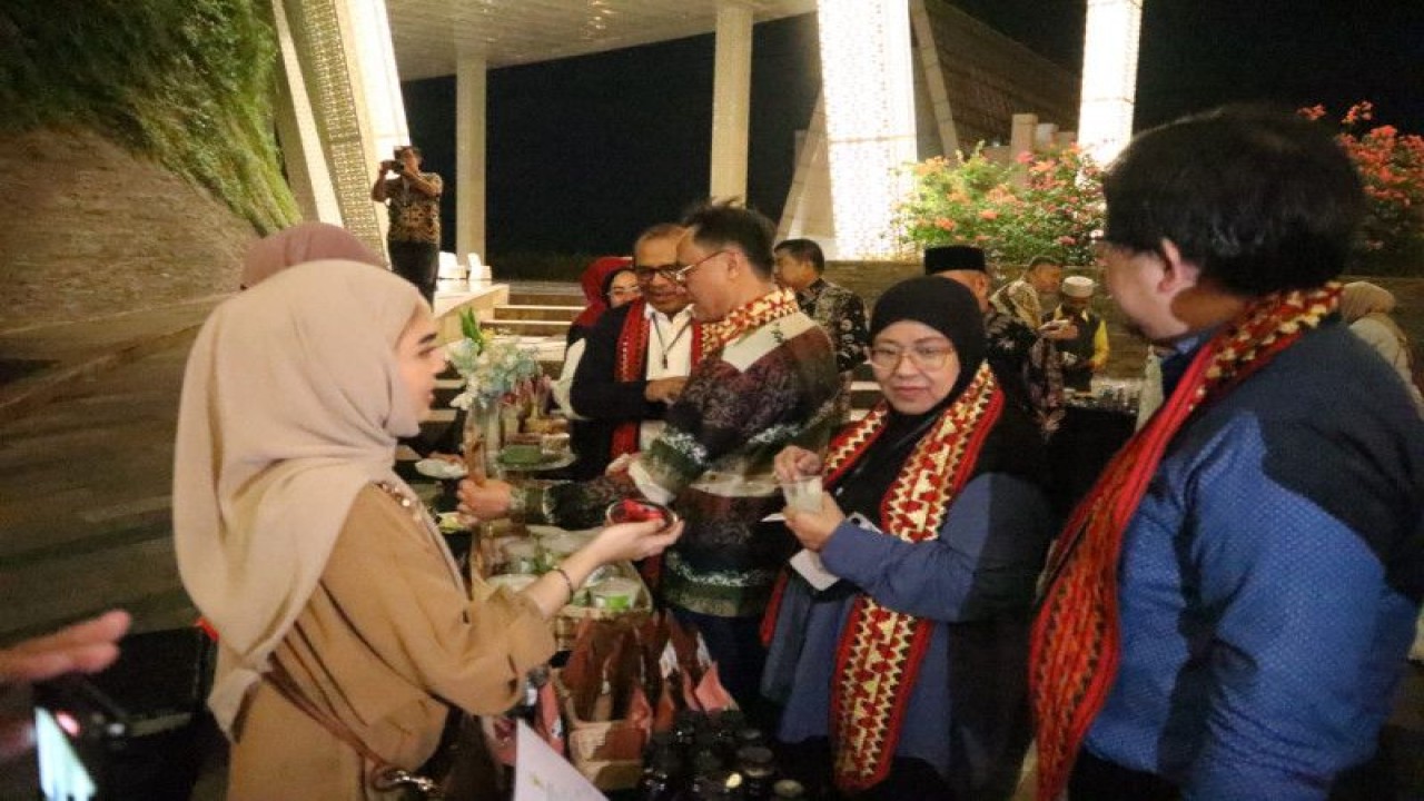 Delegasi Indonesia-Malaysia-Thailand Growth Triangle (IMT-GT) 2023 Working Group on Halal Product and Services (WGHAPAS) dan The 3rd Strategic Halal Industry Collaboration Task Force (SHICTF) sedang menikmati cita rasa khas Sumatra, khususnya masakan khas Lampung yang halal di Bandarlampung, Senin (3/7/2023). (ANTARA/HO-Kemenag Lampung)