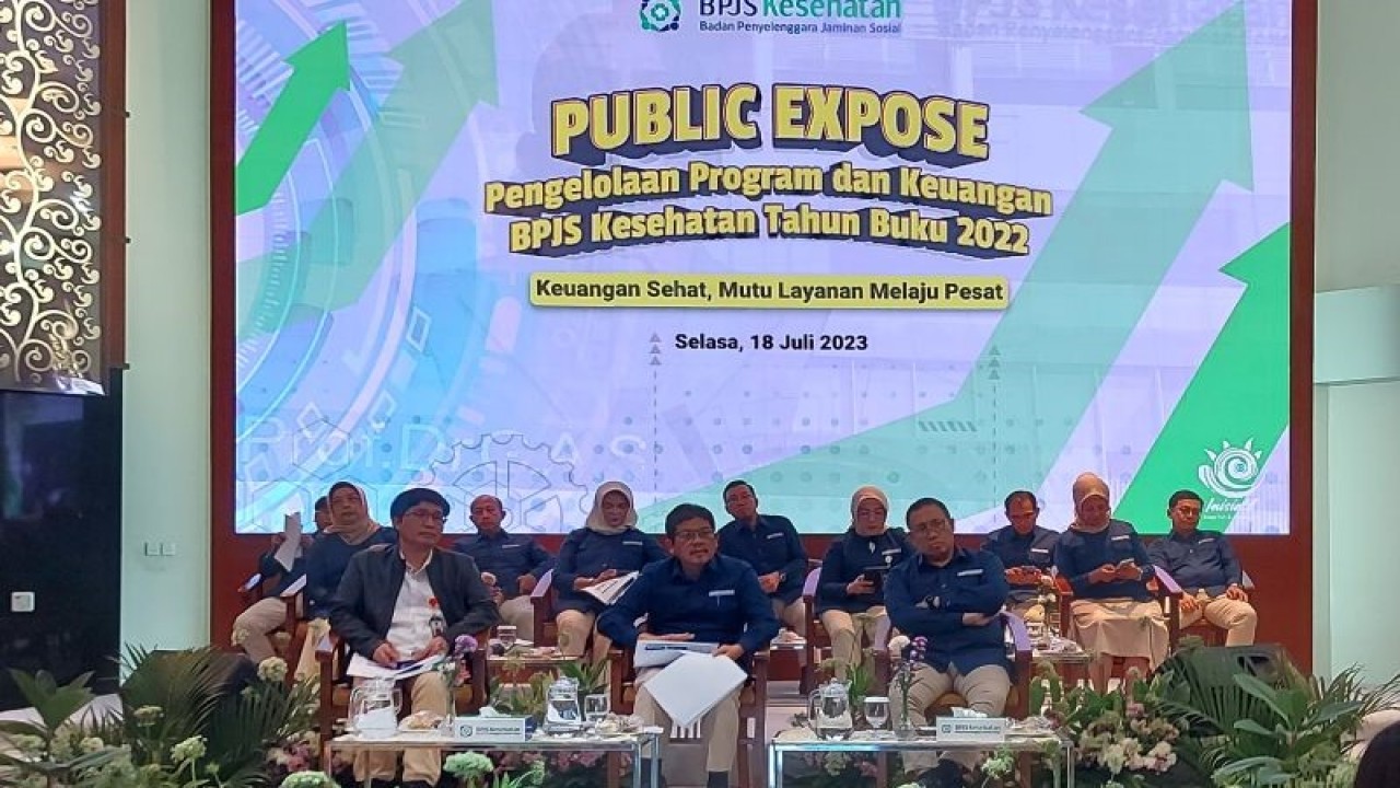 Direktur Utama BPJS Kesehatan Prof Ghufron Mukti (tengah) didampingi Ketua Dewan Pengawas BPJS Kesehatan Abdul Kadir (kanan) dan Wakil Ketua Dewan Jaminan Sosial Nasional (DJSN) Muttaqien (kiri) saat mrnyampaikan keterangan kepada wartawan dalam agenda Public Expose Pengelolaan Program dan Keuangan BPJS Kesehatan Tahun Buku 2022 di Jakarta, Selasa (18/7/2023). (ANTARA/Andi Firdaus).