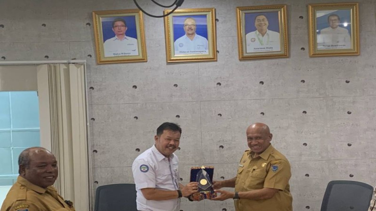Pertemuan BPJS Kesehatan Papua bersama Penjabat Bupati Sarmi Markus Mansnembra di Kota Jayapura, Papua, Senin (3/4/2023).(ANTARA/HO-Humas BPJS Kesehatan Papua)