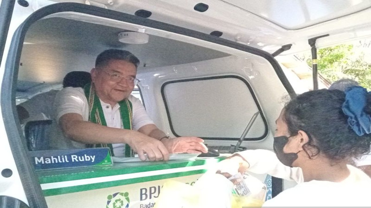 Direktur Perencanaan, Pengembangan dan Manajemen Risiko pada Badan Penyelenggara Jaminan Sosial Kesehatan (BPJS) Mahlil Ruby sedang melayani seorang warga Desa Oelomin Kecamatan Nekamese Kabupaten Kupang Provinsi Nusa Tenggara Timur yang sedang mengurus administrasi sebagai peserta program Jaminan Kesehatan Nasional (JKN). (ANTARA/Benny Jahang)