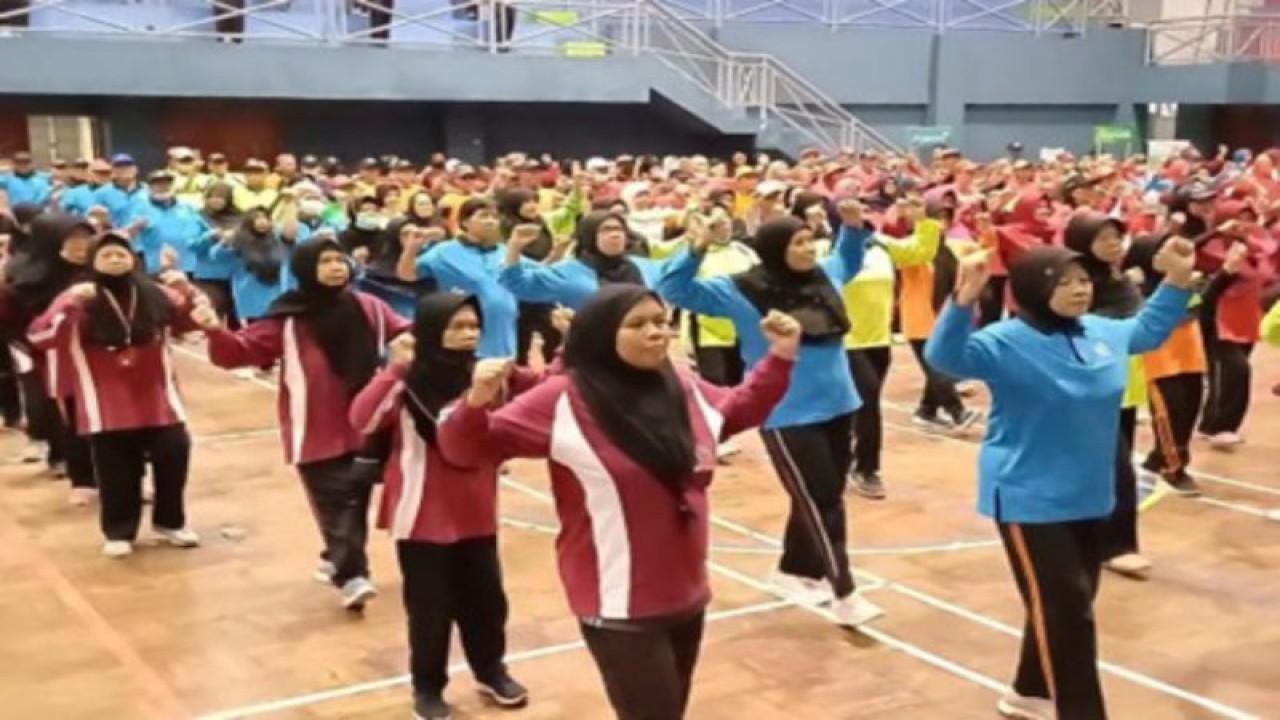 Lebih dari 300 orang peserta Pengelolaan Penyakit Kronis (Prolanis) mengikuti senam Prolanis yang diselenggarakan BPJS Kesehatan Cabang Sleman di Gedung Olahraga Tridadi, Sleman, Sabtu (15/7/2023). ANTARA/HO-Bagian Prokopim Setda Sleman