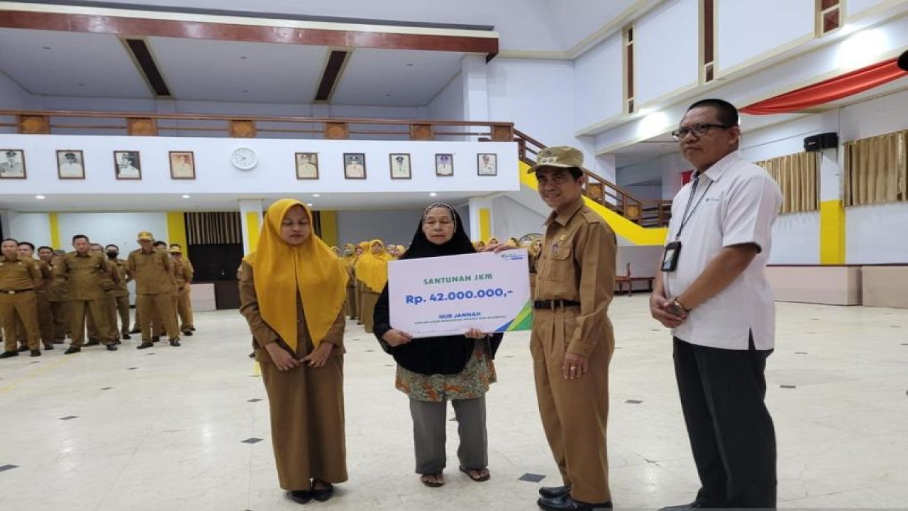 Ahli waris dari ASN Pemkab Selayar menerima santunan jaminan kematian (JKM) dari program BPJS Ketenagakerjaan. ANTARA/HO/Pemkab Selayar