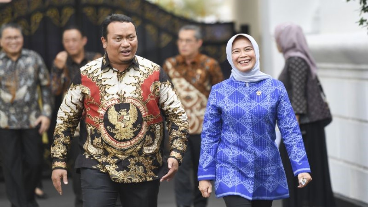 Ketua Badan Pemeriksa Keuangan (BPK) Isma Yatun (kanan) bersama anggota I BPK Nyoman Adhi Suryadnyana (kiri) berjalan keluar usai menyerahkan Ikhtisar Hasil Pemeriksaan Semester (IHPS) I Tahun 2022 kepada Presiden Joko Widodo di Kompleks Istana Kepresidenan, Jakarta, Selasa (1/11/2022). IHPS I Tahun 2022 yang diserahkan BPK diantaranya memuat 137 hasil pemeriksaan keuangan pemerintah pusat dengan capaiaan Opini Wajar Tanpa Pengecualian (WTP) pada Laporan Keuangan Kementerian Negara/Lembaga (LKKL) tahun 2021 sebesar 95 persen. ANTARA FOTO/Hafidz Mubarak A/foc.