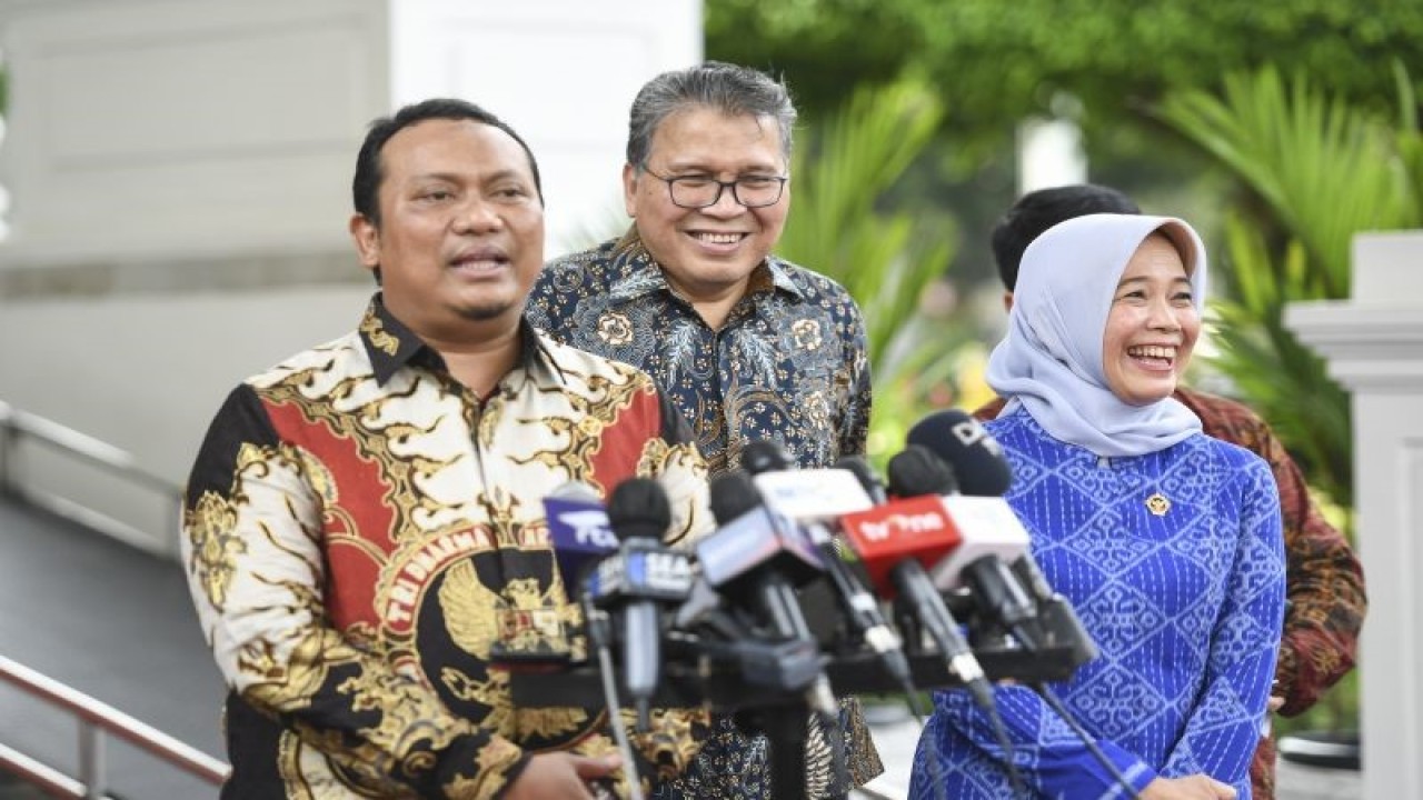 Ketua Badan Pemeriksa Keuangan (BPK) Isma Yatun (kanan) bersama anggota I BPK Nyoman Adhi Suryadnyana (kiri) dan anggota II Daniel Lumban Tobing (tengah) memberikan keterangan kepada wartawan usai menyerahkan Ikhtisar Hasil Pemeriksaan Semester (IHPS) I Tahun 2022 kepada Presiden Joko Widodo di Kompleks Istana Kepresidenan, Jakarta, Selasa (1/11/2022). . ANTARA FOTO/Hafidz Mubarak A/hp.
