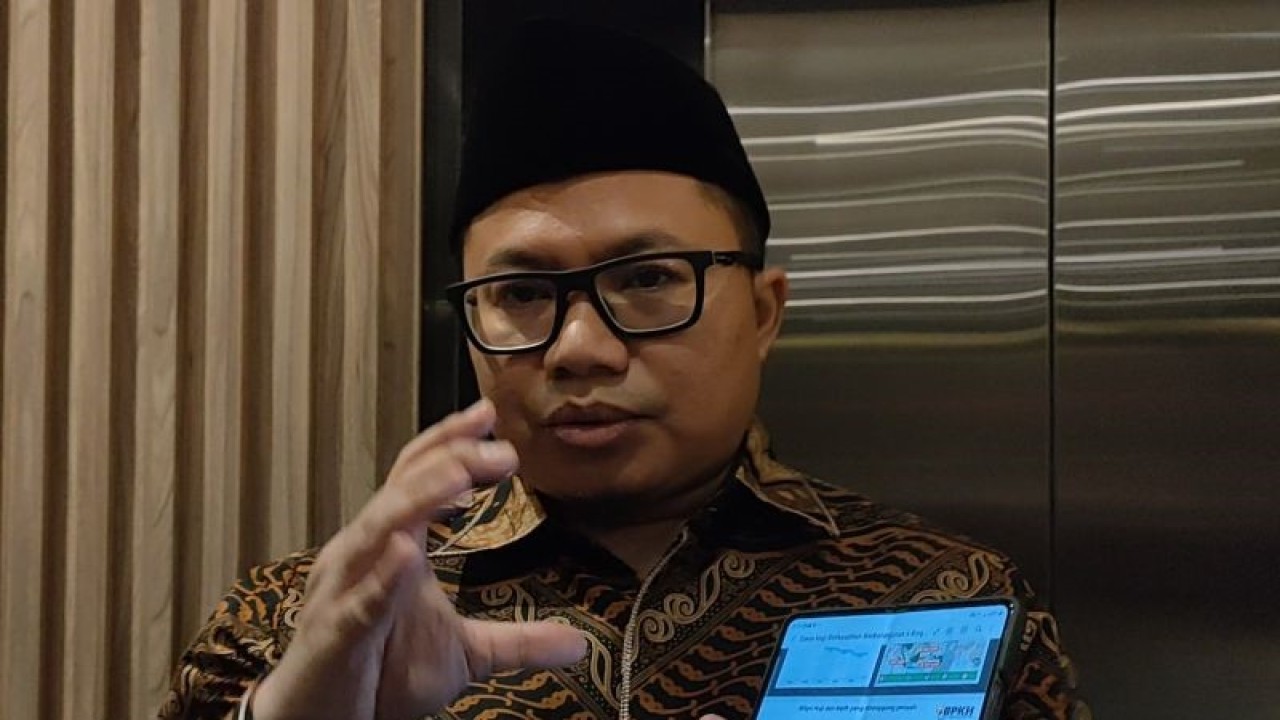 Anggota Badan Pelaksana Badan Pengelolaan Keuangan Haji (BPKH) Dr Indra Gunawan, saat diwawancara usai menghadiri acara desiminasi program awarness publik terkait pengelolaan keuangan haji: Investasi surat berharga dan emas di Kota Bogor, Minggu (16/7/2023). (ANTARA/Linna Susanti)