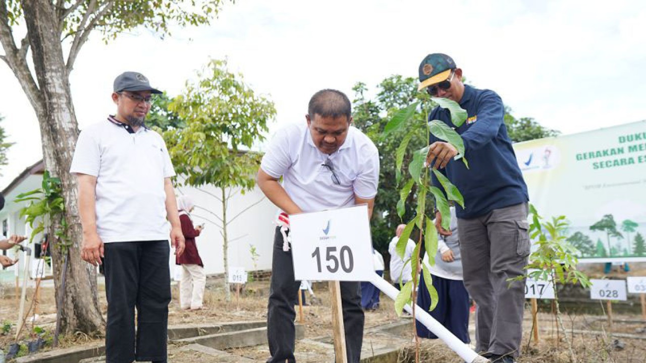 Kepala BPOM di Gorontalo Stefanus Simon Sesa (tengah) menanam bibit pohon di halaman kantor BPOM Gorontalo, Kabupaten Bone Bolango, Gorontalo, Minggu (17/7). ANTARA/Adiwinata Solihin