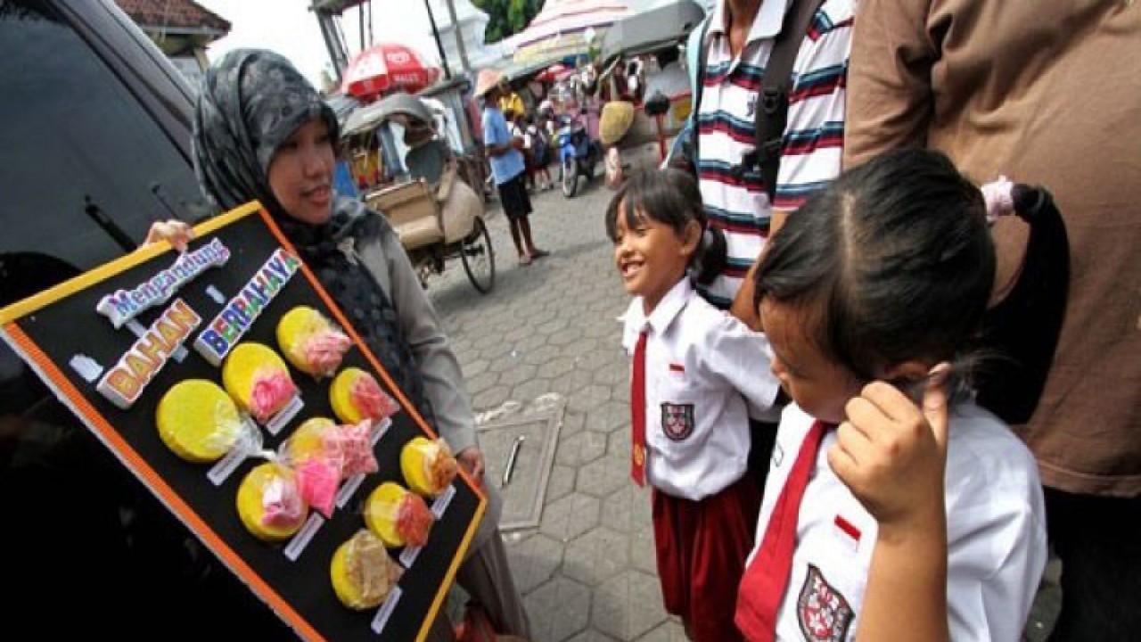 Arsip Foto - Petugas Badan Pengawas Obat dan Makanan (BPOM) menyampaikan penyuluhan mengenai jajanan yang sehat dan aman kepada siswa sekolah dasar. (ANTARA/Noveradika)