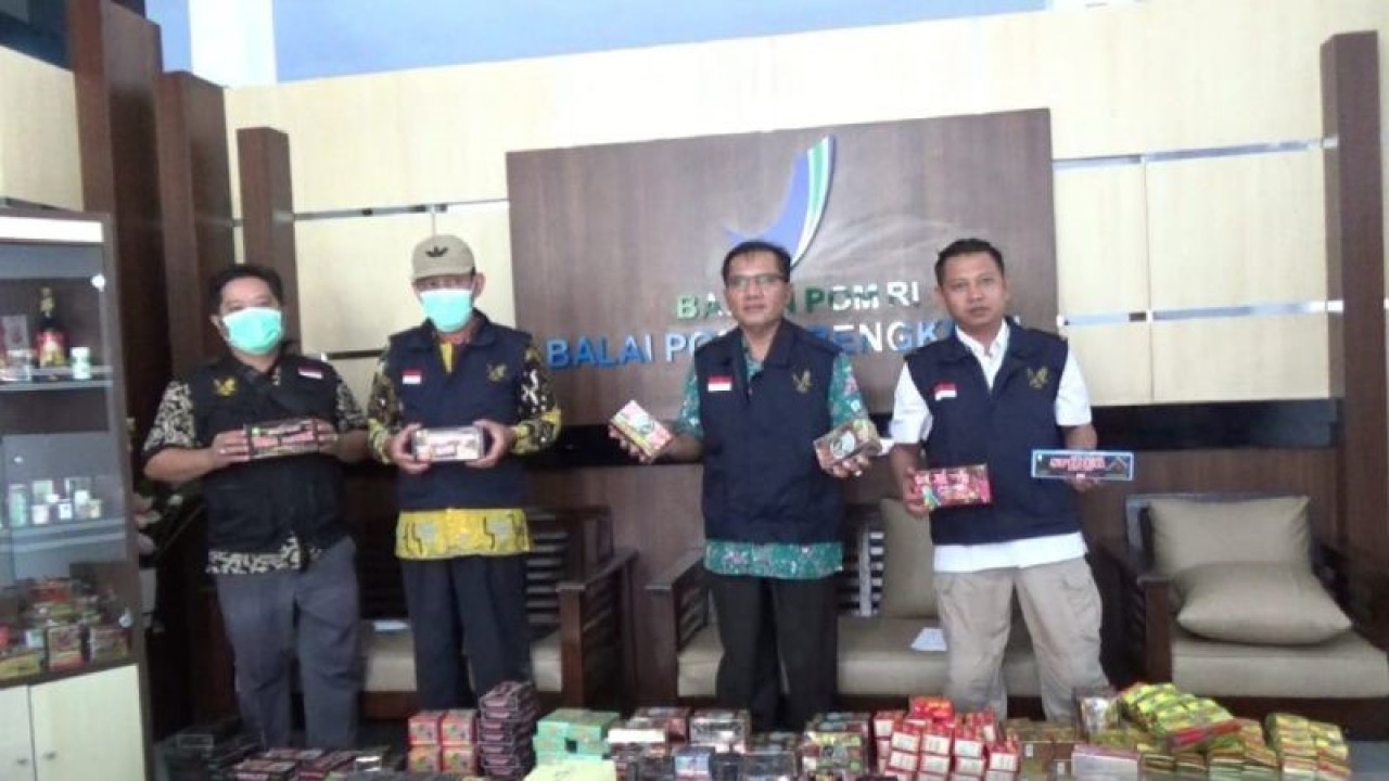 BPOM Bengkulu saat menunjukkan ratusan obat ilegal. ANTARA/Anggi Mayasari