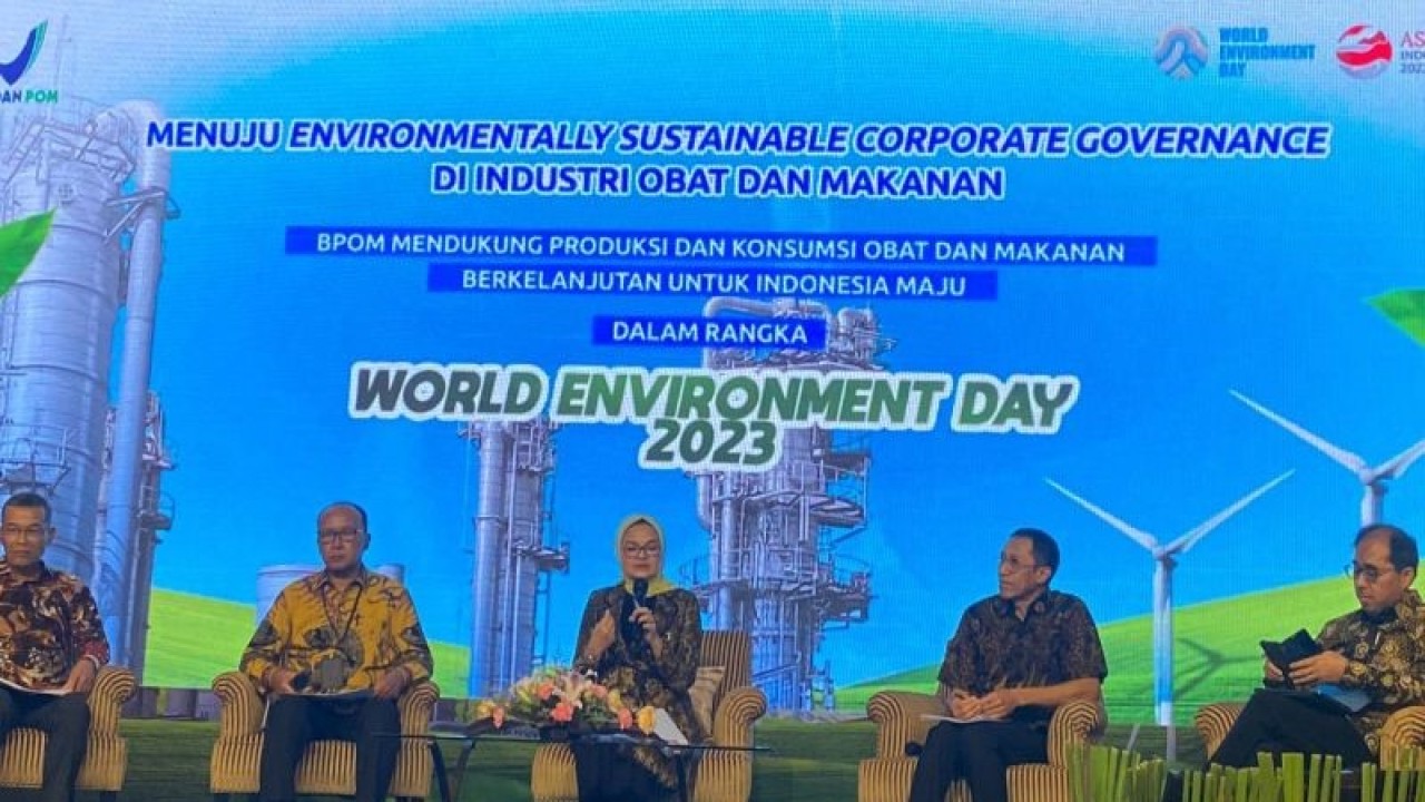 Kepala BPOM RI Penny K Lukito (tengah) saat berbincang dengan sejumlah pemerhati lingkungan di Indonesia dalam acara Peringatan Hari Lingkungan Sedunia 2023 di Jakarta, Senin (17/7/2023). (ANTARA/Andi Firdaus).