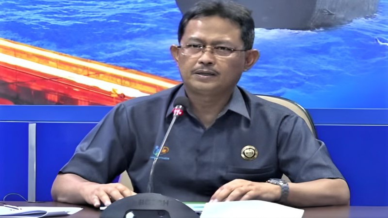 Kepala BPS Jatim Zulkipli saat menyampaikan Berita Resmi Statistik (BRS) di kantor BPS Jatim, Surabaya, Senin (3/7/2023). (ANTARA/Naufal Ammar Imaduddin)