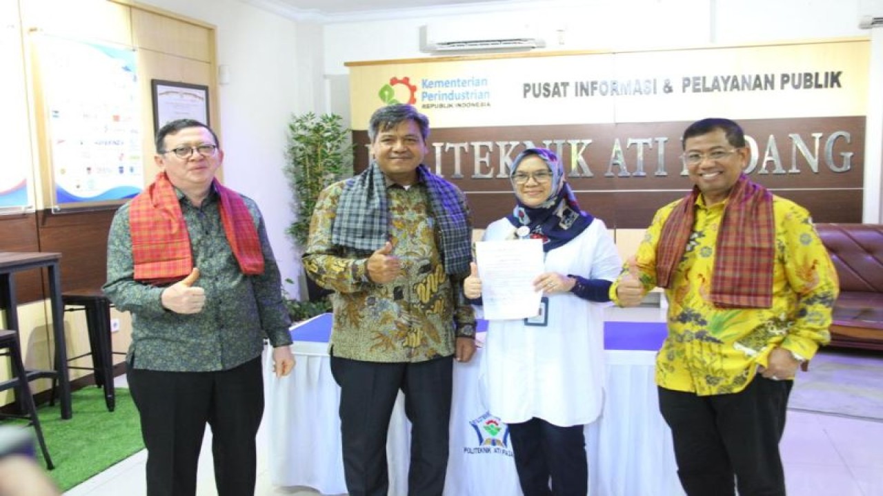 Kepala BPSDMI Kemenperin Masrokhan (kanan) dan Plt Sekretaris Jenderal Kemenperin Putu Juli Ardika (kedua kiri) dalam kunjungan ke unit kerja Kemenperin di Padang, Sumatera Barat. (ANTARA/HO Kementerian Perindustrian)