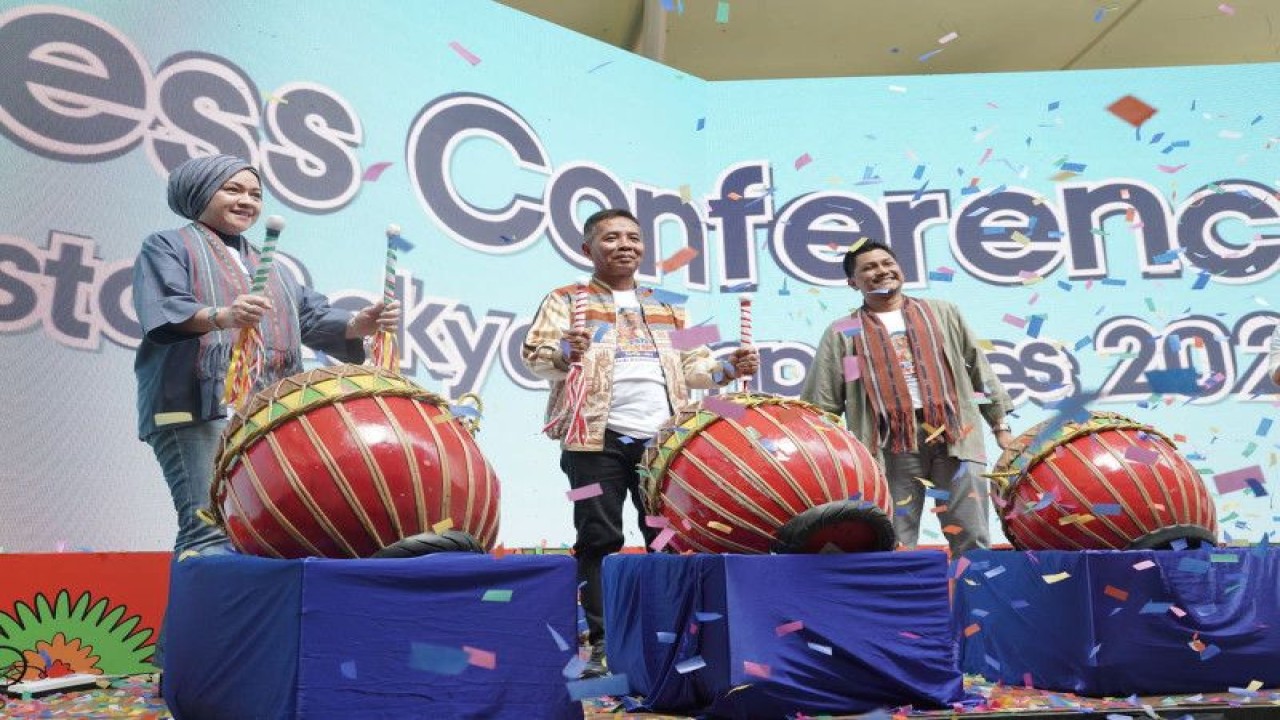 Direktur Bisnis Mikro PT Bank Rakyat Indonesia/BRI (Persero) Tbk Supari (tengah) saat membuka kegiatan Pesta Rakyat Simpedes BRI 2023 di Jakarta, Kamis (13/7/2023). ANTARA/HO-BRI.