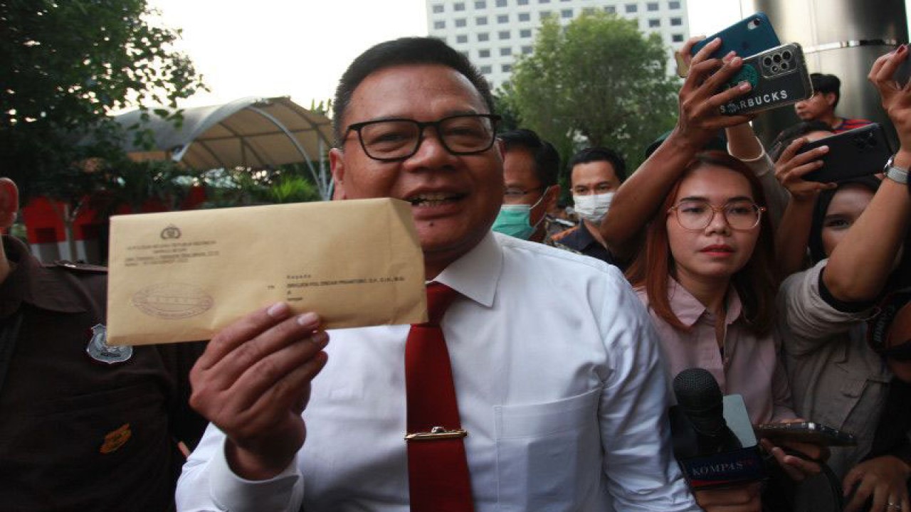 Brigjen Pol Endar Priantoro (tengah) berjalan sambil membawa surat dari Kapolri setibanya di Gedung Merah Putih KPK, Jakarta, Rabu (5/7/2023). ANTARA FOTO/Reno Esnir/aww.