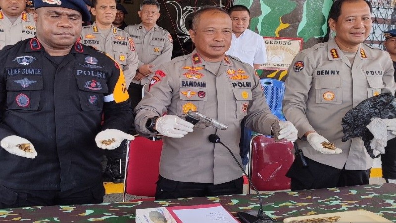 Waka Polda Papu Brigjen Pol. Ramdani Hidayat didampingi Kabid Humas Kombes Benny Prabowo dan Danyon Kompi A Brimob Polda Papua Kompol Clift Duwit saat beri keterangan pers terkait temuan senpi beserta 171 butir amunisi, Senin (24/7/2023) (ANTARA/Evarukdijati)