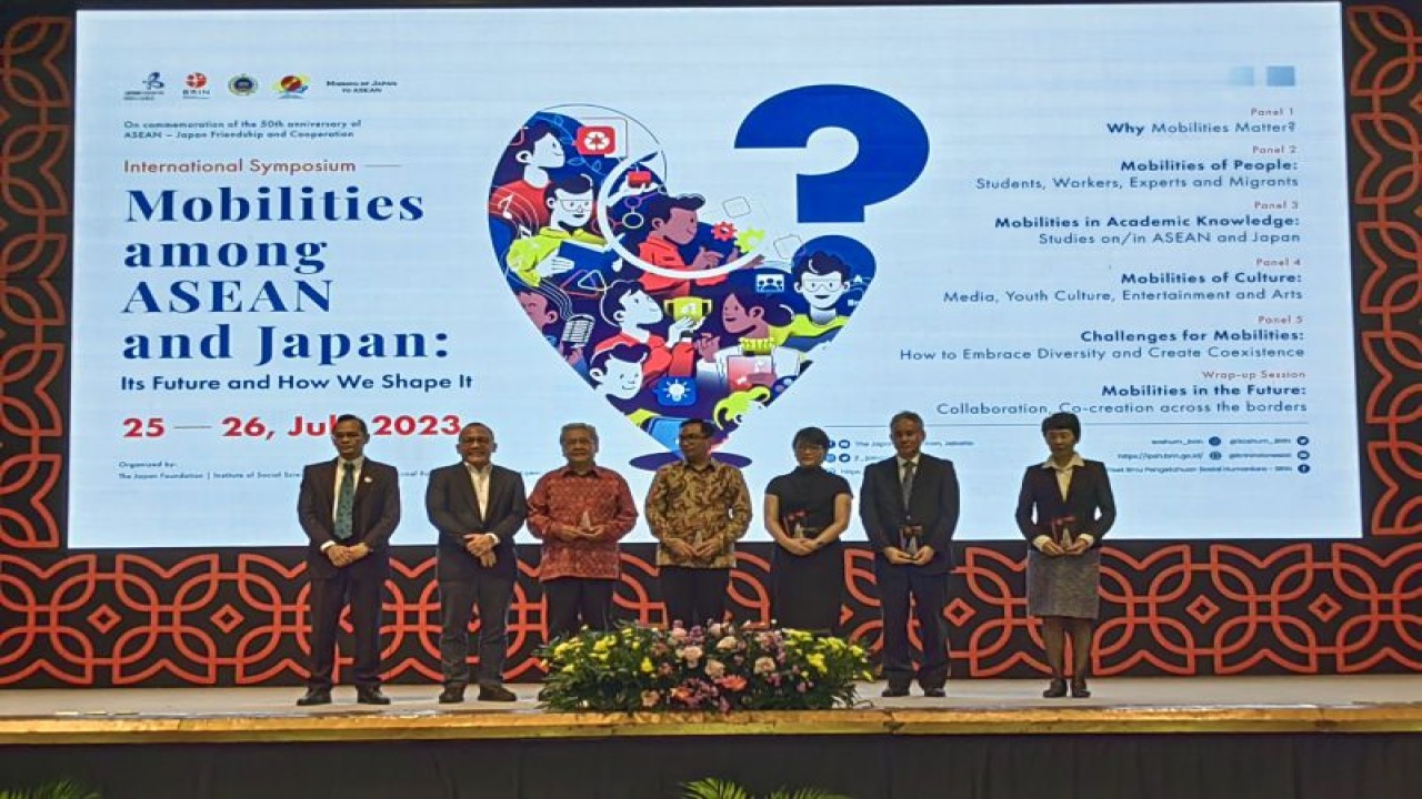 Kepala BRIN Laksana Tri Handoko (kedua kiri) dan Kepala Organisasi Ilmu Pengetahuan Sosial dan Humaniora BRIN Ahmad Najib Burhani (kiri) berpose bersama delegasi ASEAN dan Jepang dalam simposium internasional bertajuk 'Mobility between ASEAN and Japan: Its Future and How We Shape It' di Auditorium BRIN, Gedung B.J Habibie, Jakarta Pusat, Selasa (25/7/2023). (ANTARA/Sugiharto Purnama)